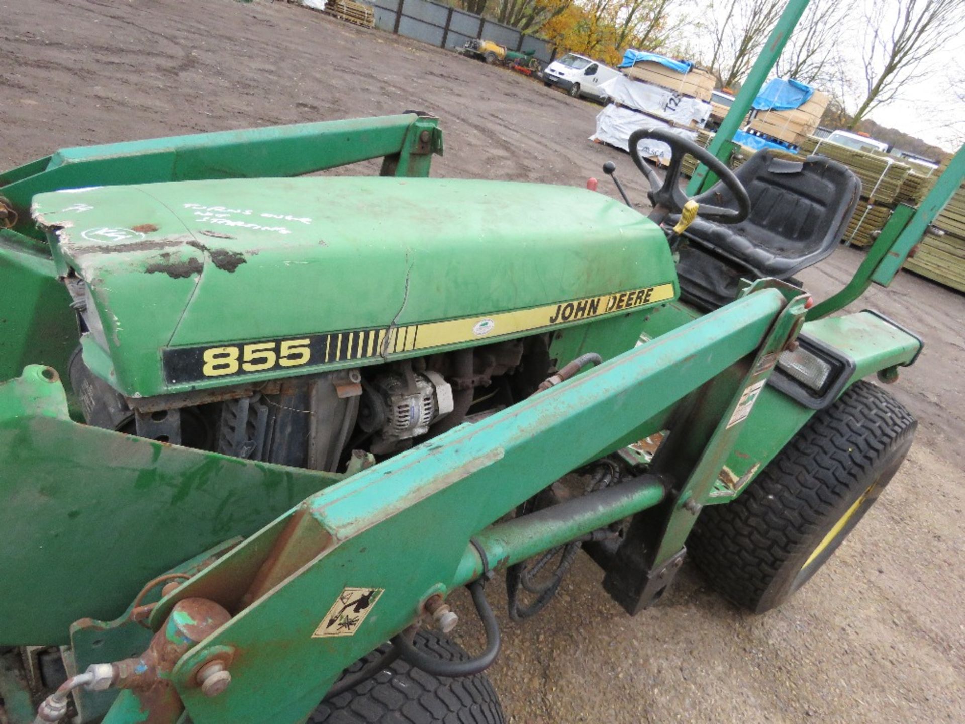 JOHN DEERE 855 4WD COMPACT TRACTOR WITH FOREND LOADER. WHEN TESTED WAS SEEN TO TURN OVER BUT NOT STA - Image 6 of 8