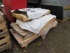 STACK OF ASSORTED FENCING BOARDS AND POSTS.