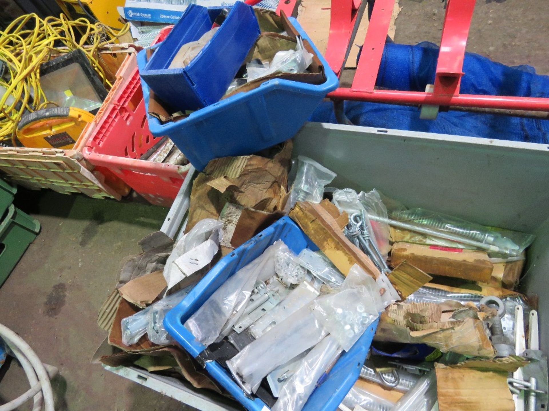 LARGE BOX OF FIXINGS AND SUNDRIES ETC. THIS LOT IS SOLD UNDER THE AUCTIONEERS MARGIN SCHEME, THER - Image 5 of 5