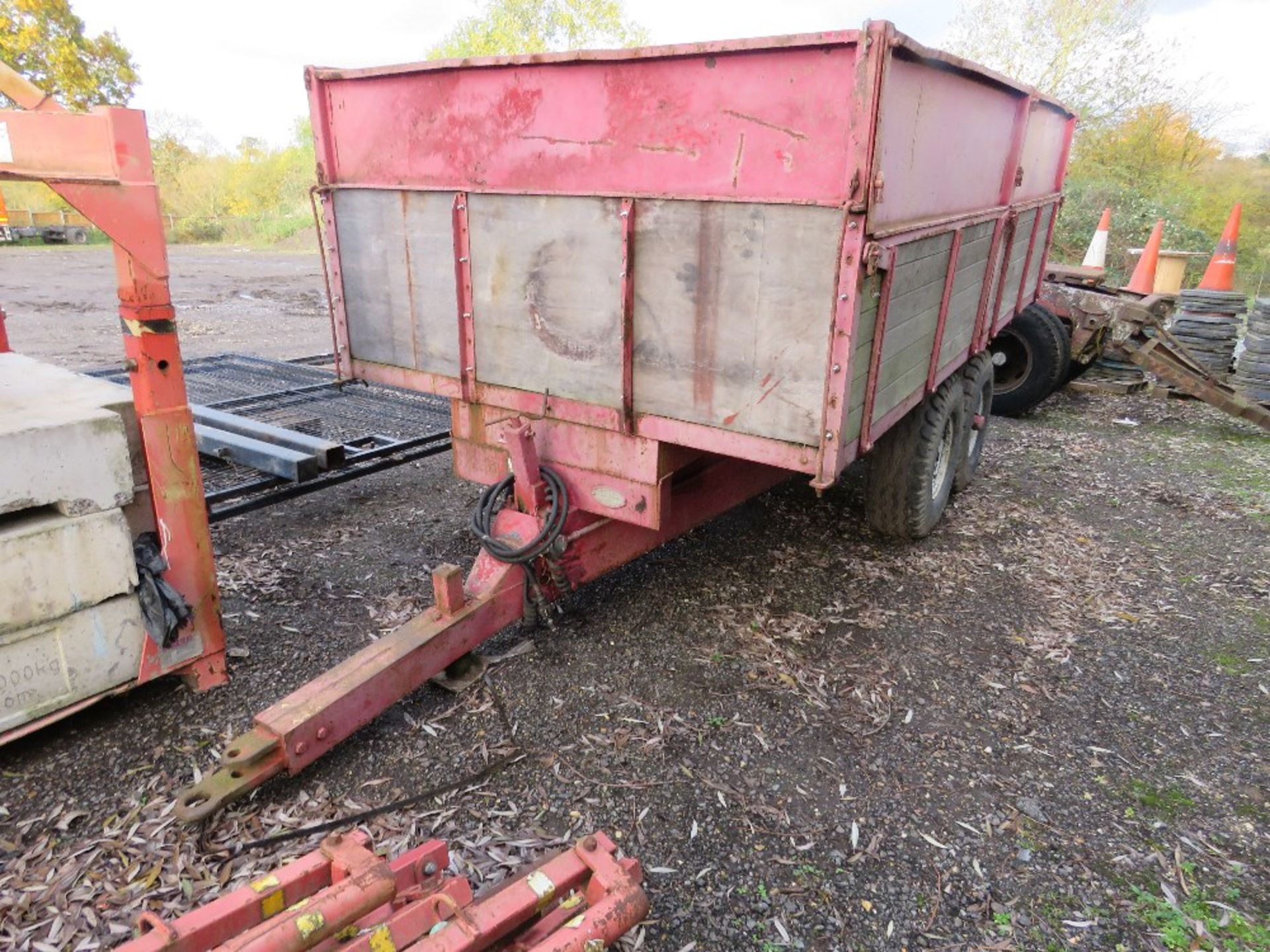 TRACTOR TOWED TWIN AXLED PETTIT GRAIN TIPPING TRAILER, 6 TONNE CAPACITY APPROX. DIRECT FROM LOCAL FA - Image 2 of 10