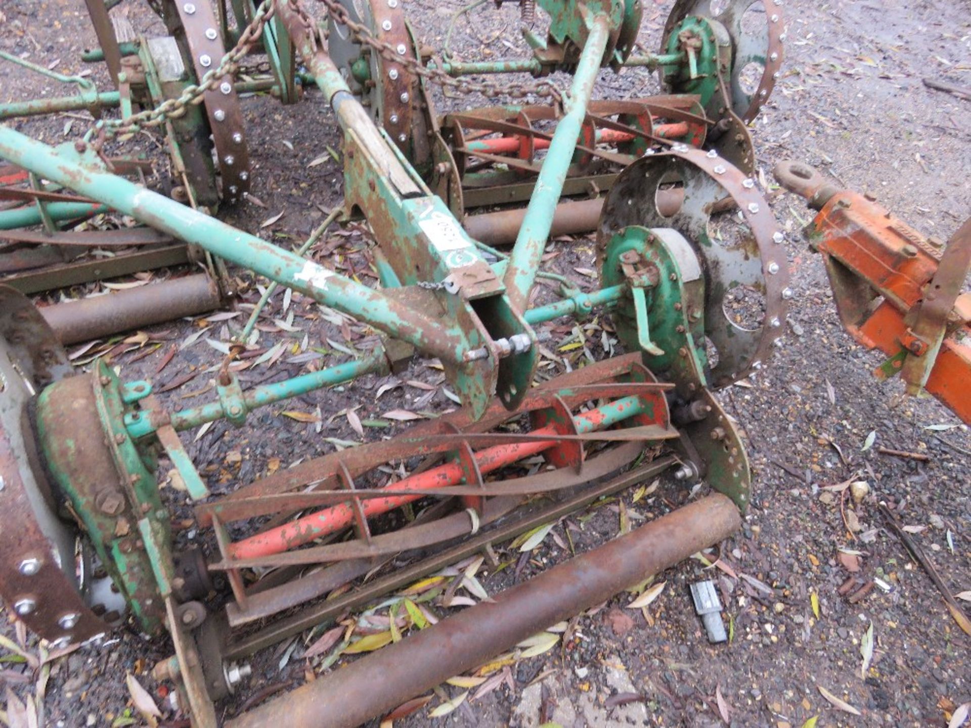 SET OF TRAILED WHEEL DRIVEN GANG MOWERS, TRACTOR MOUNTED. THIS LOT IS SOLD UNDER THE AUCTIONEERS - Image 4 of 6