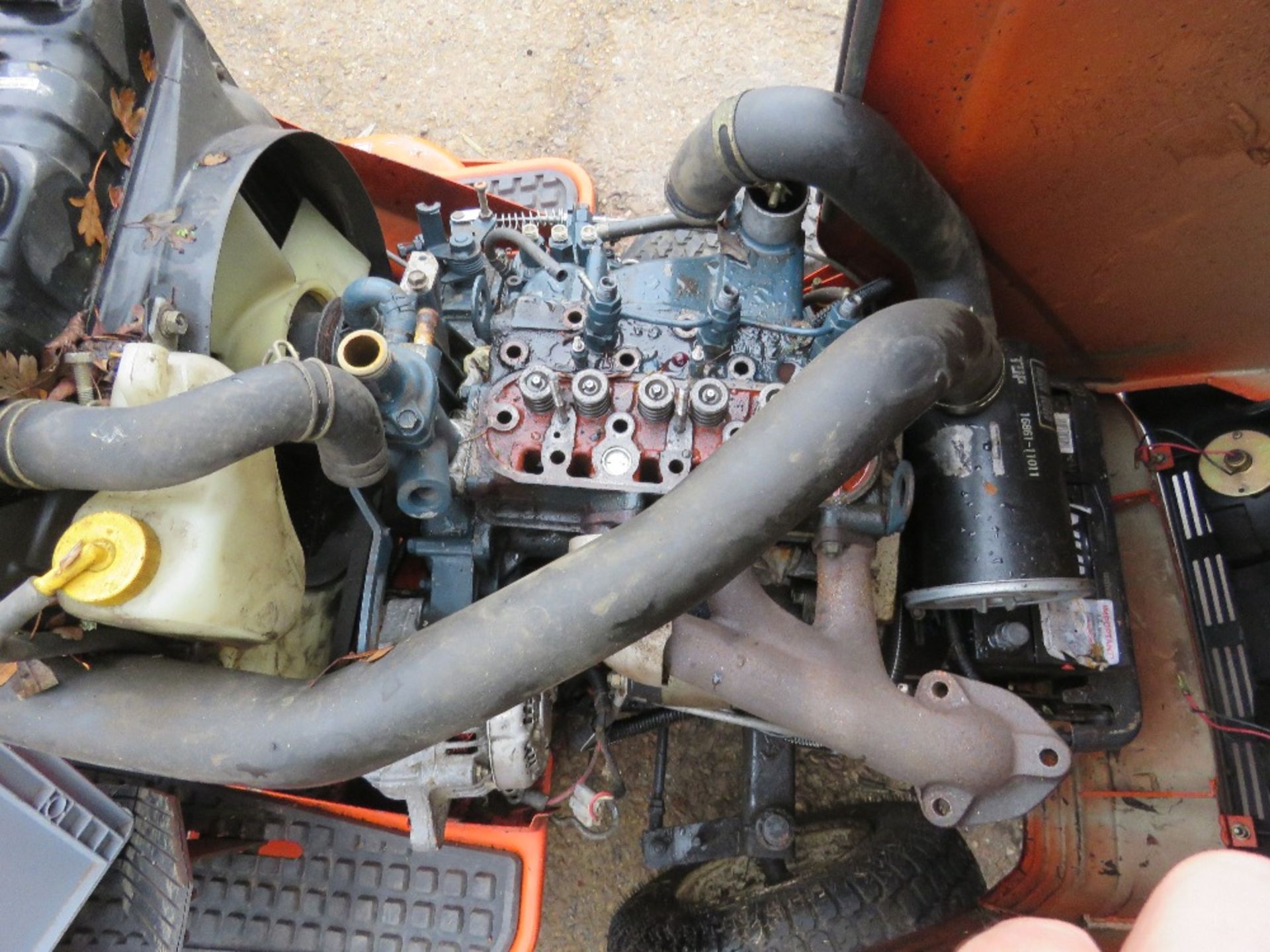 KUBOTA G1700 HST DIESEL RIDE ON MOWER. ENGINE PARTLY STRIPPED, AS SHOWN, SOLD AS UNTESTED/SPARES/REP - Image 6 of 8