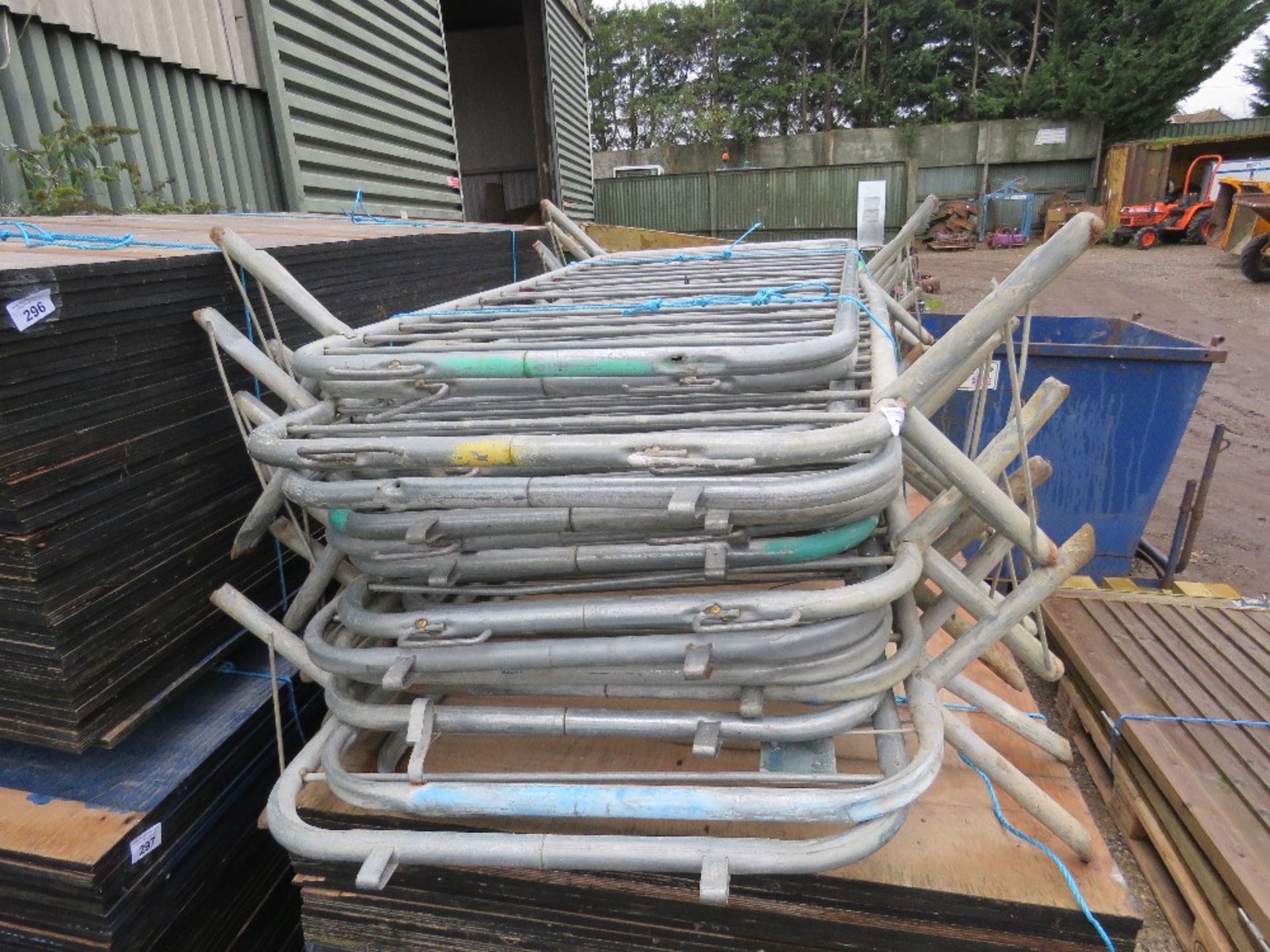 BUNDLE OF 19NO METAL CROWD BARRIERS. THIS LOT IS SOLD UNDER THE AUCTIONEERS MARGIN SCHEME, THEREF - Image 3 of 4