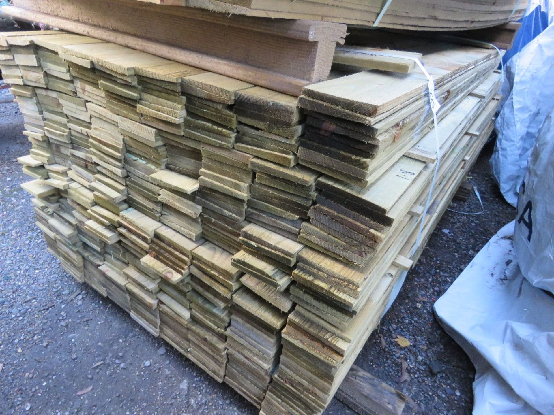 LARGE PACK OF PRESSURE TREATED FEATHER EDGE FENCE CLADDING TIMBER BOARDS. 1.80M LENGTH X 100MM WIDTH