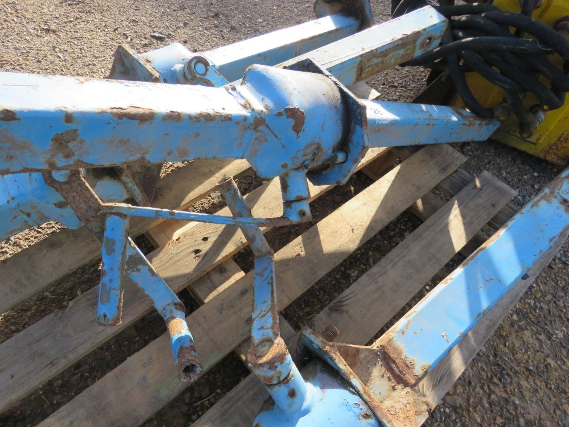 4 X ADJUSTABLE SUPPORT LEGS, 4FT CLOSED LENGTH APPROX. THIS LOT IS SOLD UNDER THE AUCTIONEERS MA - Image 5 of 5