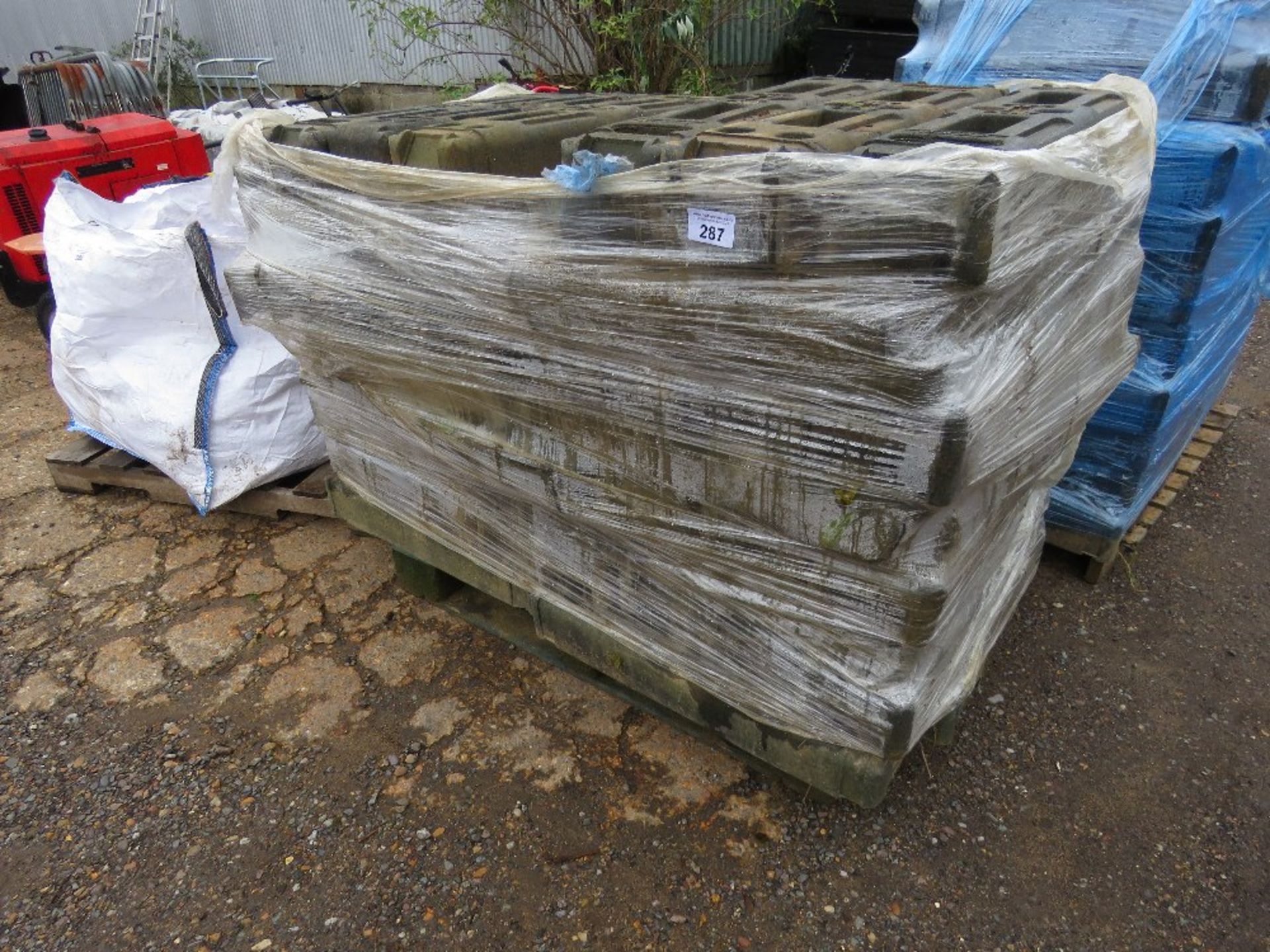 LARGE PALLET OF HERAS TYPE TEMPORARY FENCE BASES/BLOCKS. THIS LOT IS SOLD UNDER THE AUCTIONEERS M