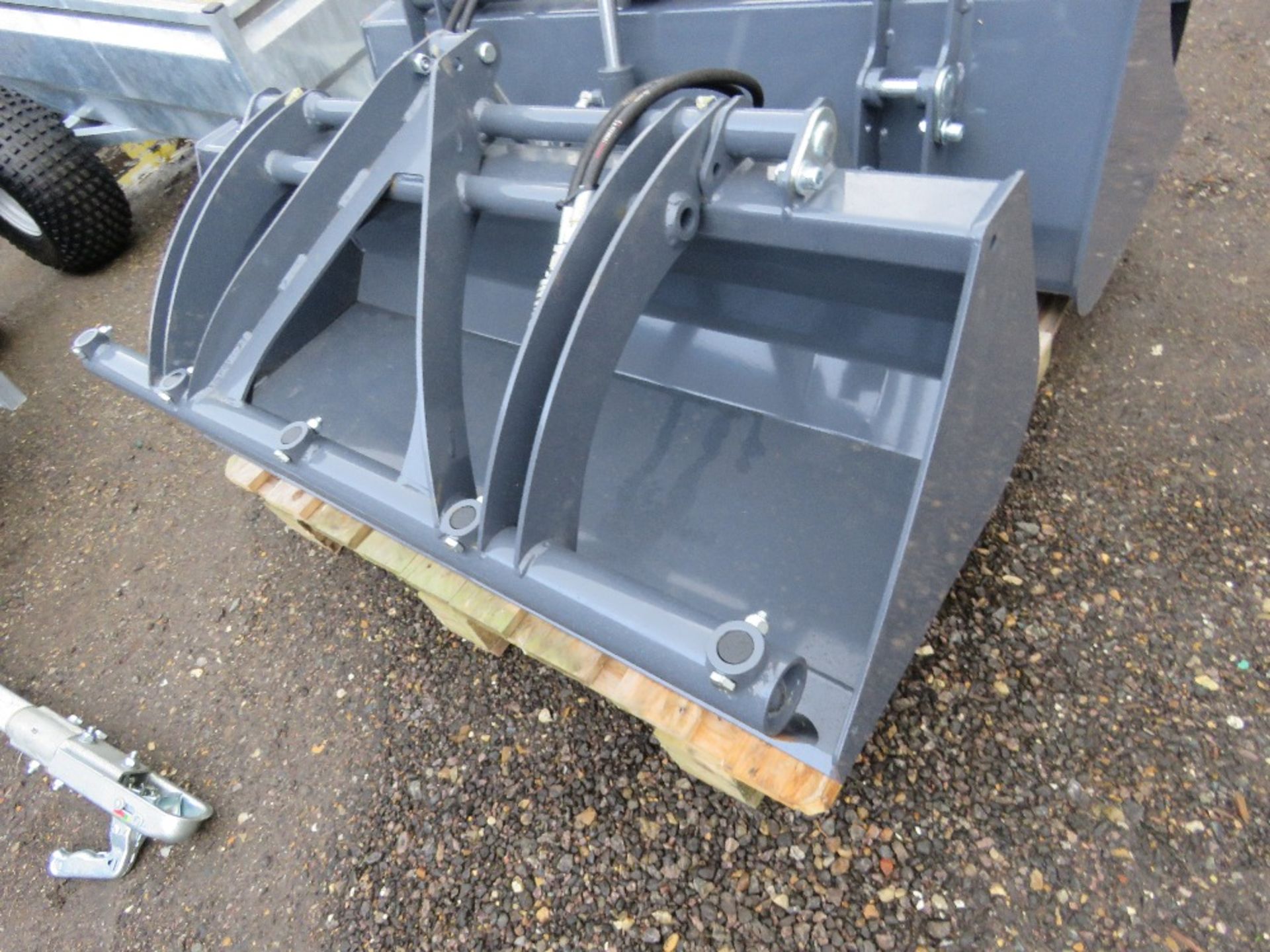 UNUSED MUCK GRAB BUCKET ATTACHMENT FOR SMALL SIZED LOADER/ SKIDSTEER OR COMPACT TRACTOR. 4FT WIDE AP - Image 3 of 4