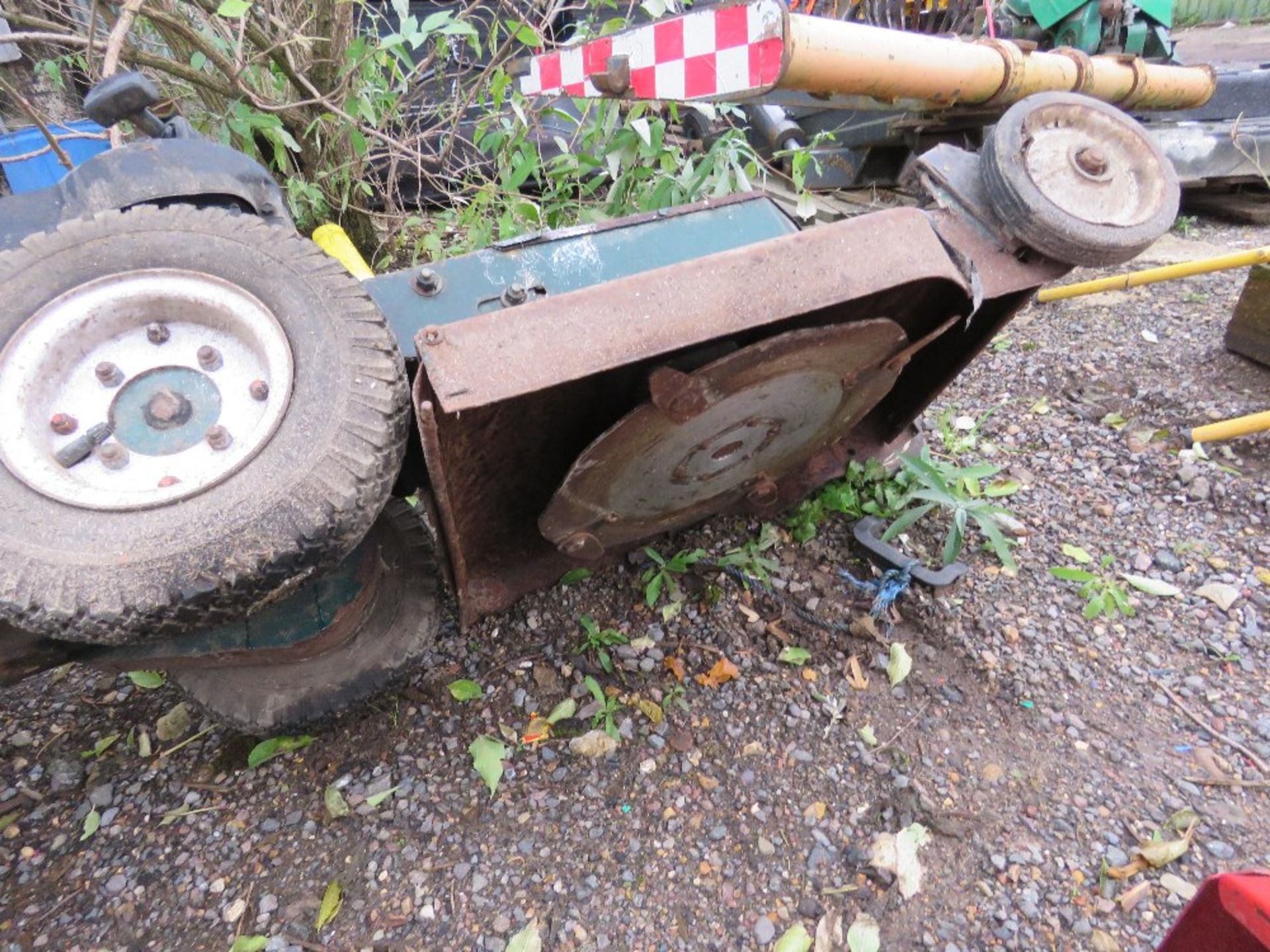 HAYTER 21 ROUGH CUT MOWER. THIS LOT IS SOLD UNDER THE AUCTIONEERS MARGIN SCHEME, THEREFORE NO VA - Image 3 of 4