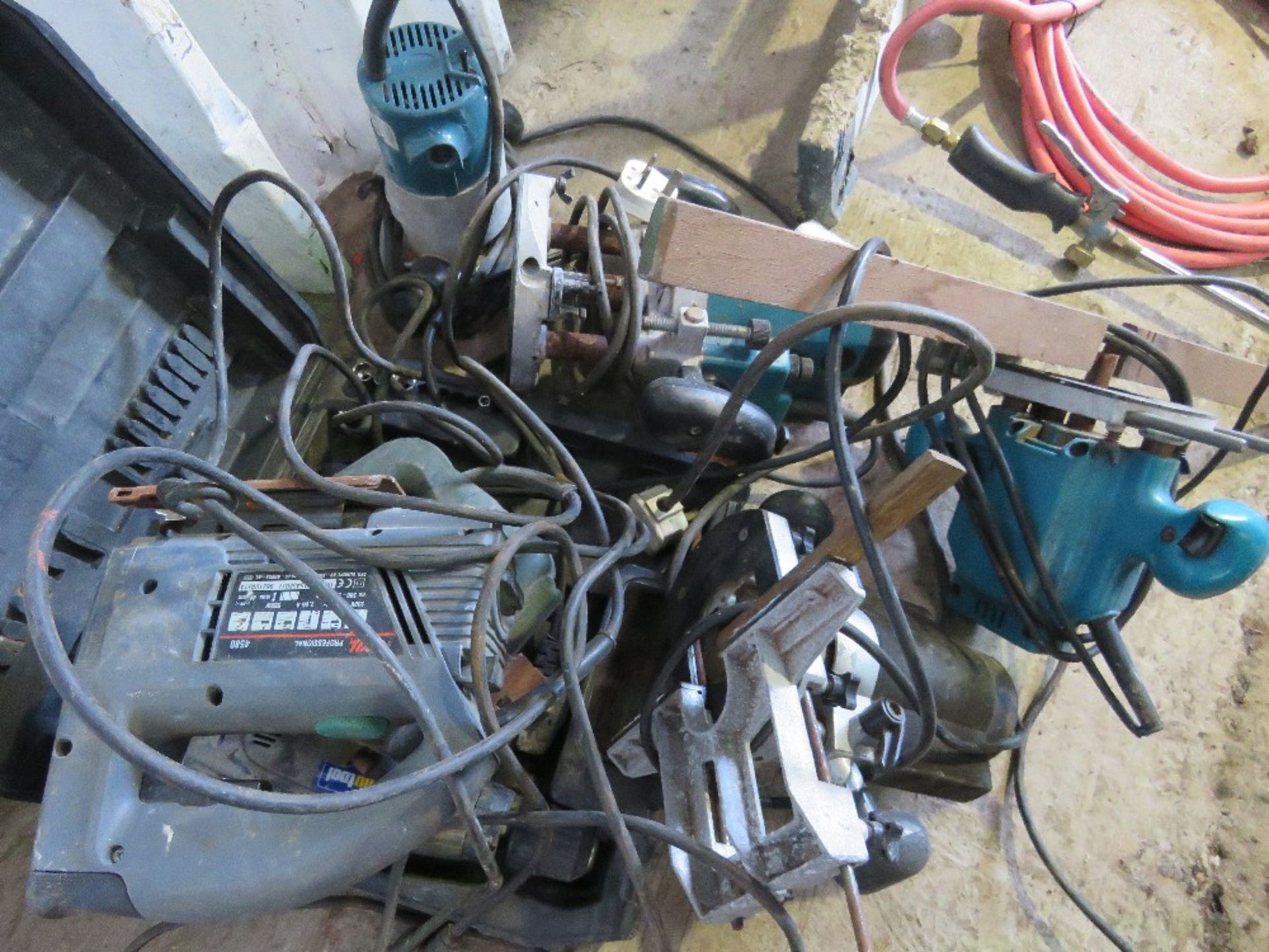 4 X ROUTERS, 2 X JIGSAWS PLUS A BATTERY DRILL. THIS LOT IS SOLD UNDER THE AUCTIONEERS MARGIN SCHE