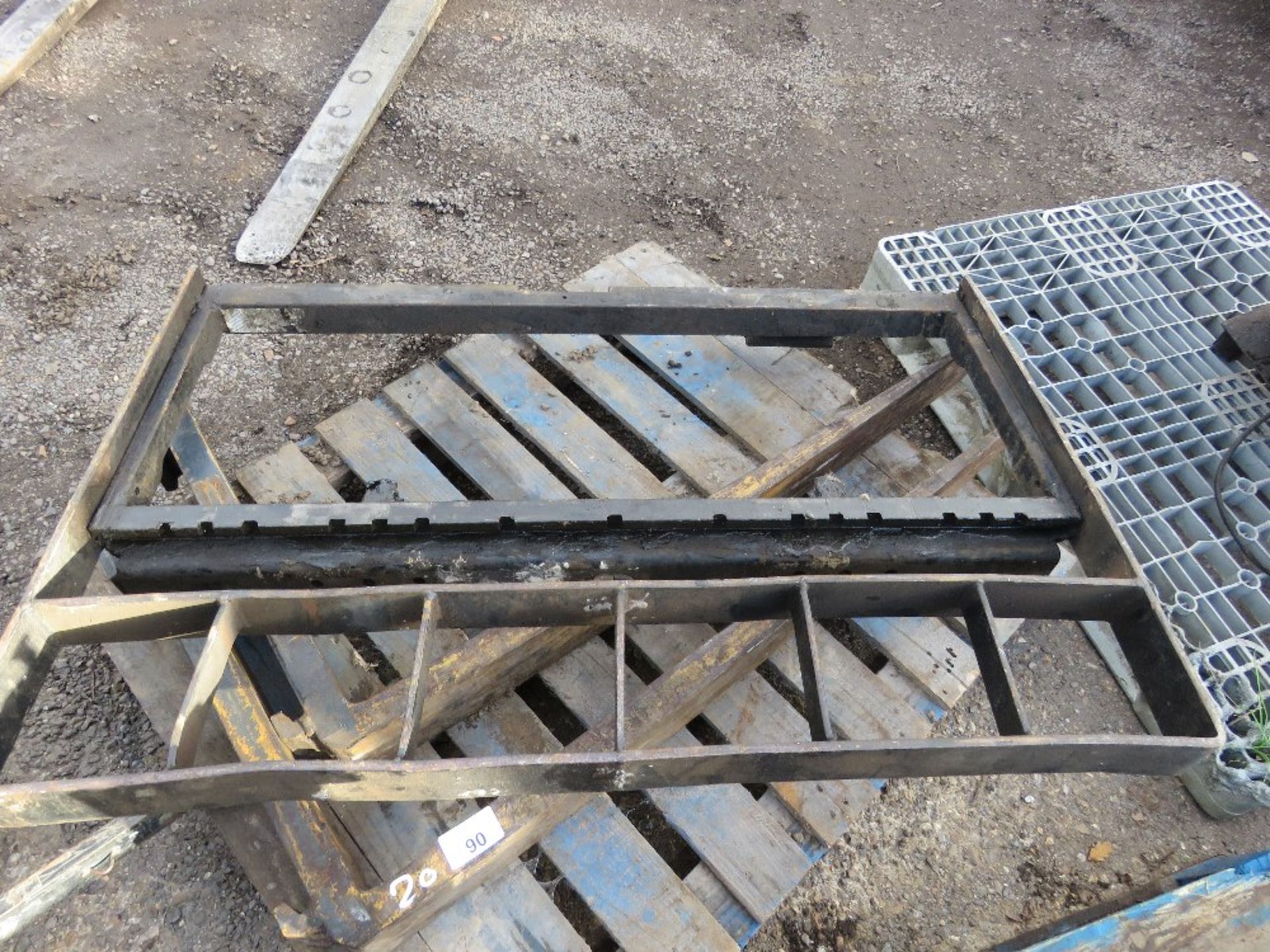 FORKLIFT BACKPLATE WITH FORKS, 20" CARRIAGE. - Image 2 of 3