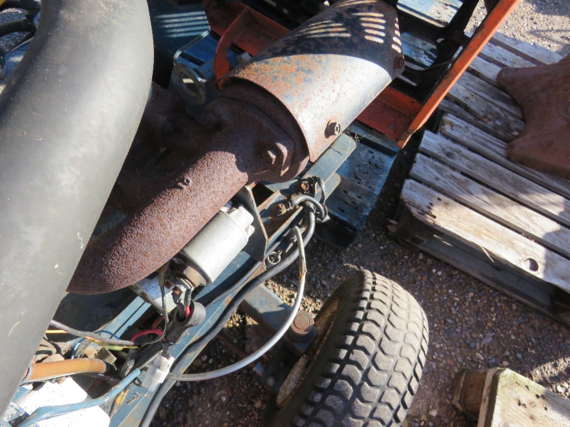 KUBOTA G3HST RIDE ON MOWER WITH DIESEL ENGINE. WHEN TESTED WAS SEEN TO DRIVE AND MOWERS ENGAGED.... - Image 6 of 6