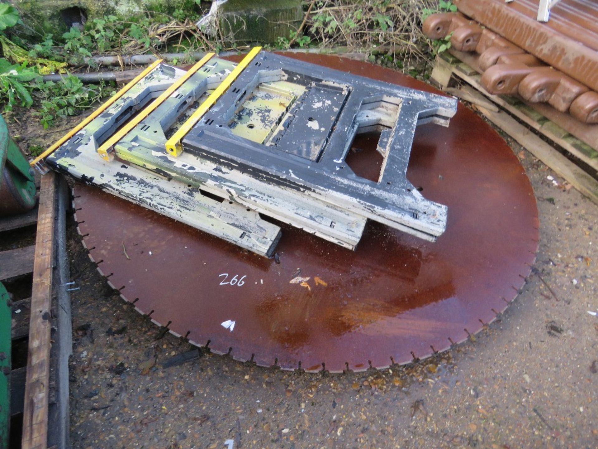 3 X PLASTIC STANDS PLUS A LARGE SAWBLADE, 5FT ACROSS APPROX.