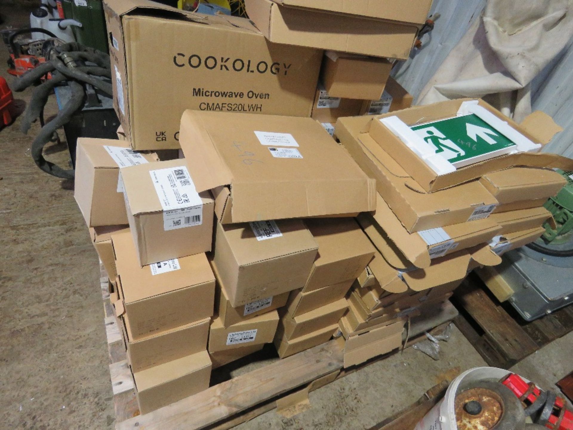 PALLET OF LIGHT FITTINGS AND SUNDRIES
