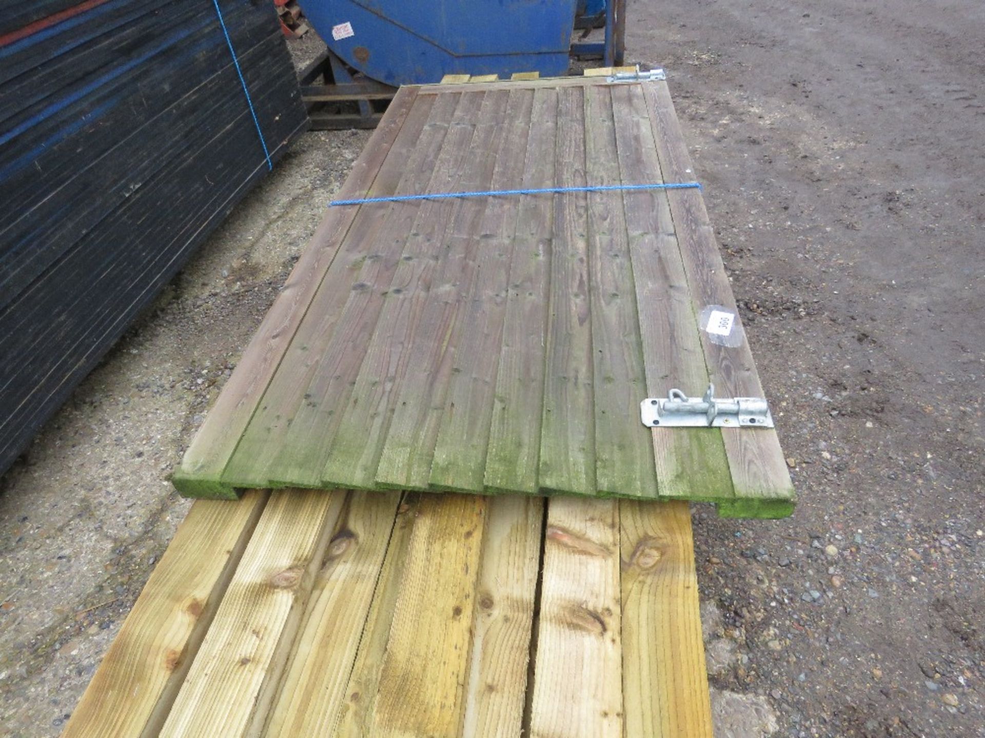 WOODEN GATE PLUS 19NO TIMBER POSTS 4" X 2" @ 2.4M LENGTH APPROX. THIS LOT IS SOLD UNDER THE AUCTI - Image 3 of 4