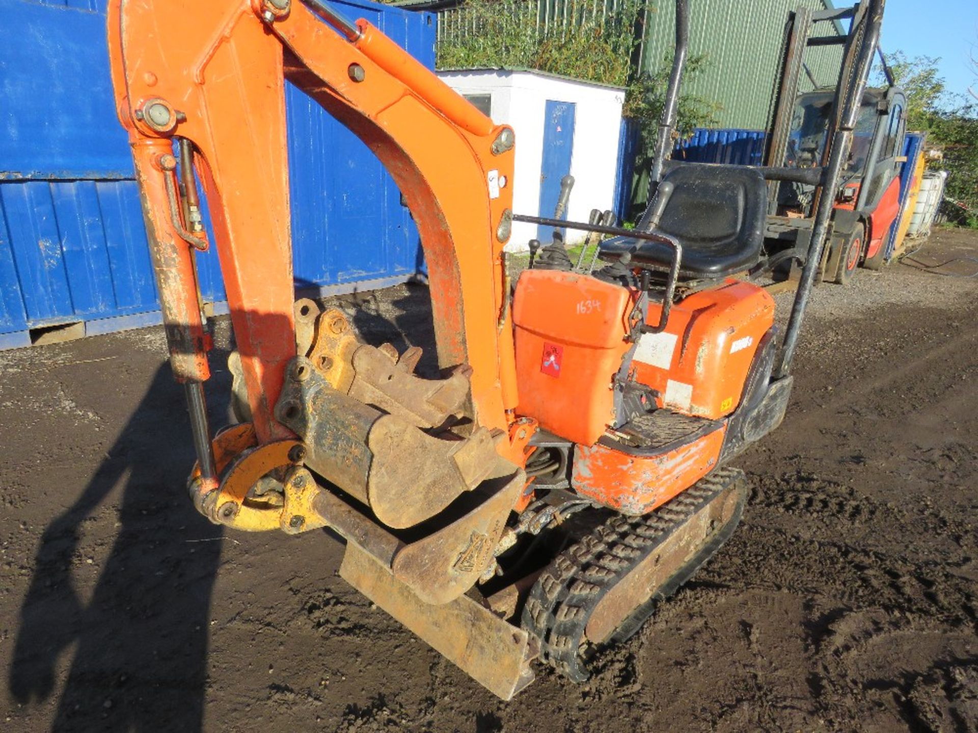 KUBOTA K008-3 MICRO EXCAVATOR WITH 3NO BUCKETS. SN:17804 year 2006 approx. 3703 rec hrs. DIRECT F
