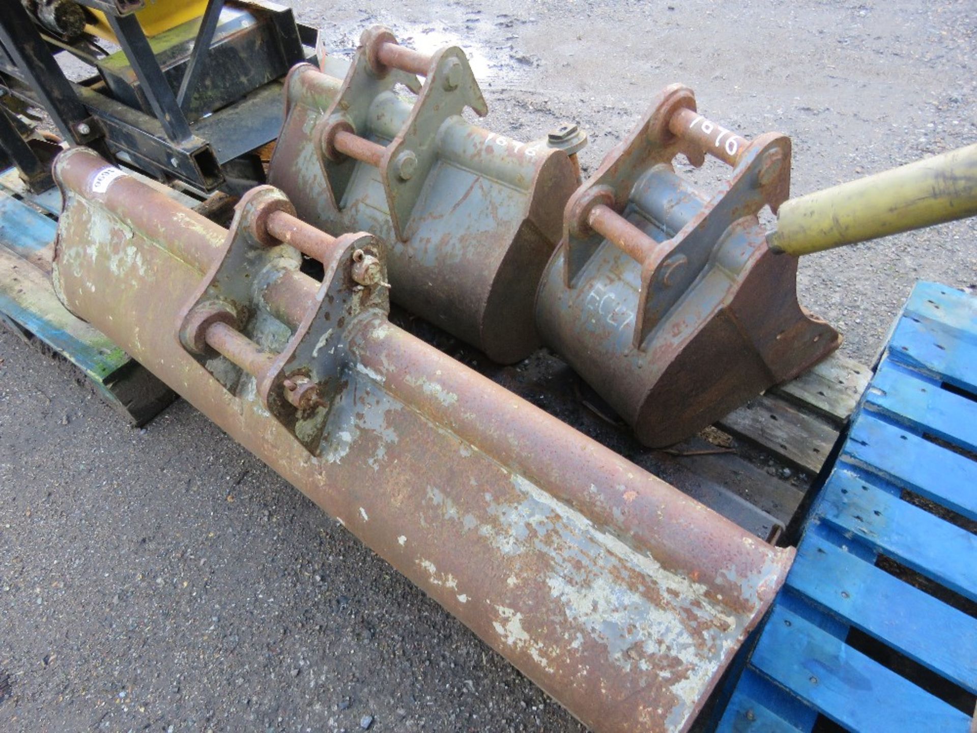 SET OF 3NO VOLVO EC27 EXCAVATOR BUCKETS WITH A MANUAL QUICK HITCH. LITTLE SIGNS OF USEAGE?? - Image 4 of 5