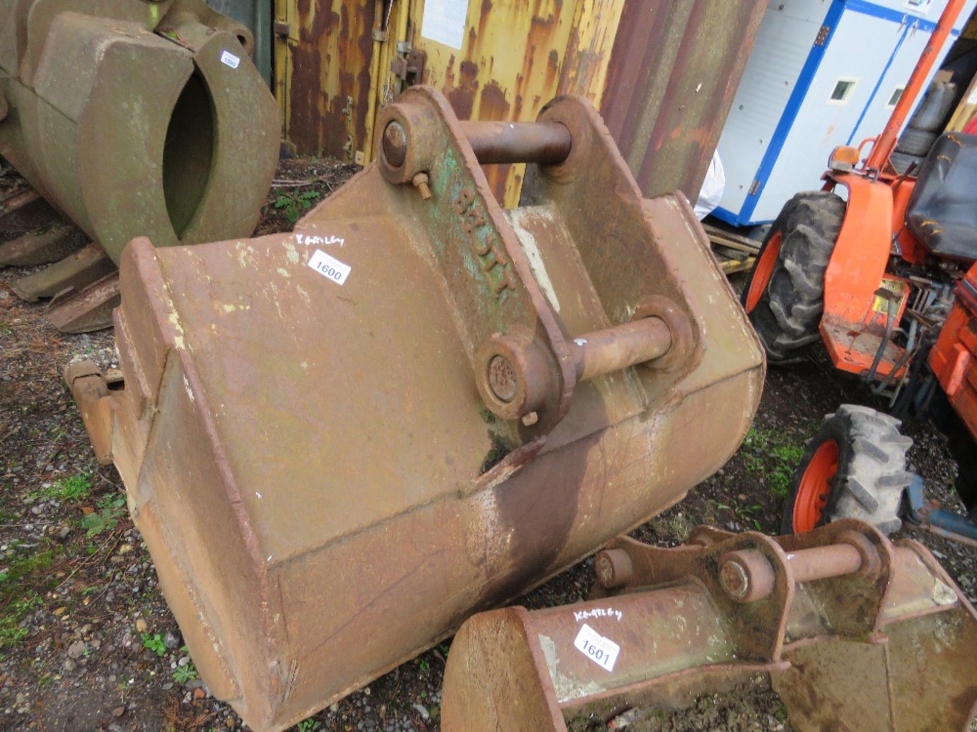 LARGE TOOTHE EXCAVATOR BUCKET 5FT WIDTH APPROX ON 80MM PINS. THIS LOT IS SOLD UNDER THE AUCTIONE - Image 3 of 3