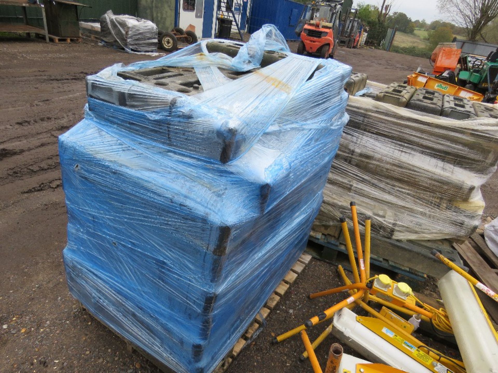 LARGE PALLET OF HERAS TYPE TEMPORARY FENCE BASES/BLOCKS. THIS LOT IS SOLD UNDER THE AUCTIONEERS M - Image 2 of 3