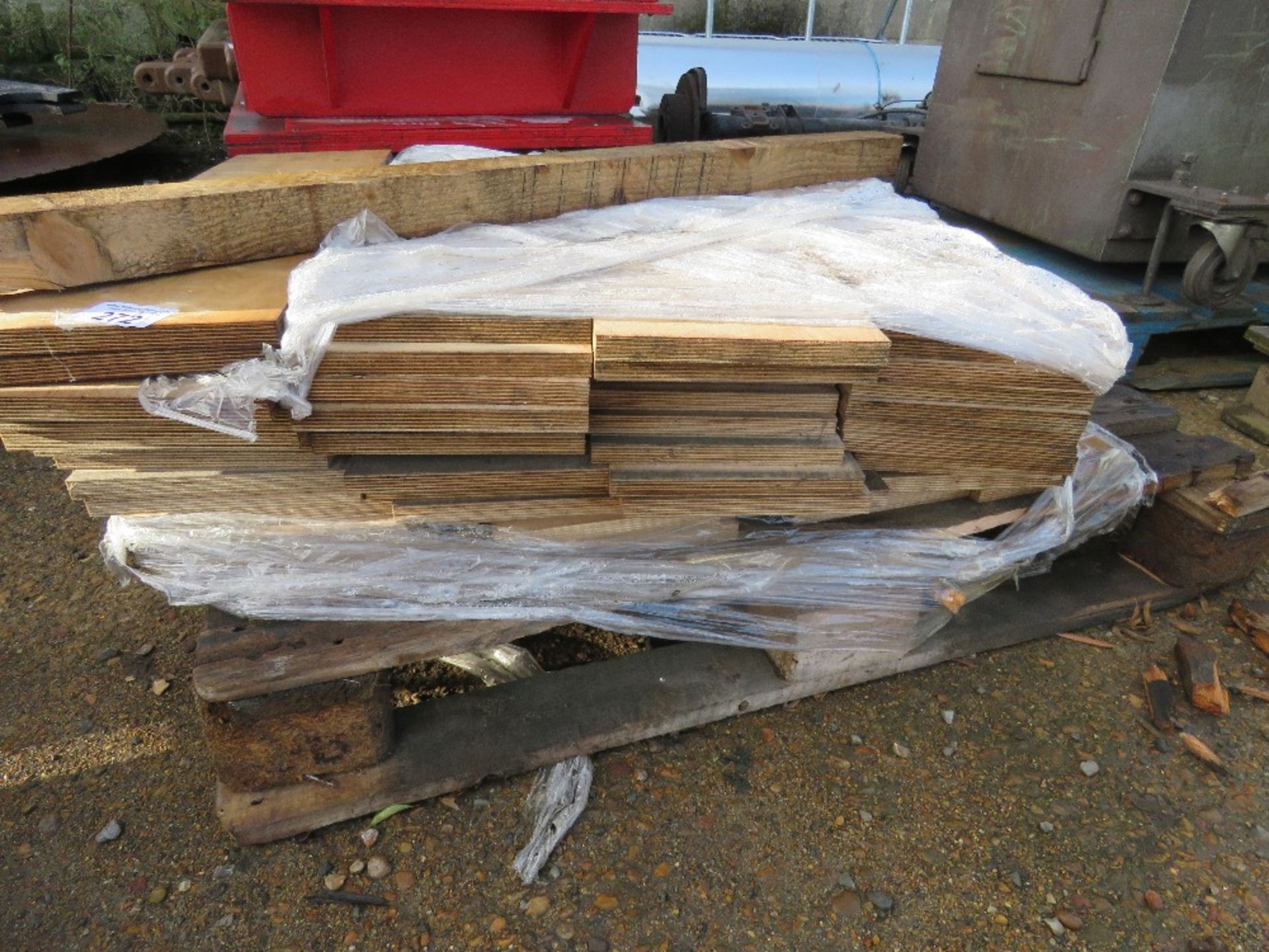 QUANTITY OF TIMBER OFF CUTS. THIS LOT IS SOLD UNDER THE AUCTIONEERS MARGIN SCHEME, THEREFORE NO - Image 2 of 3