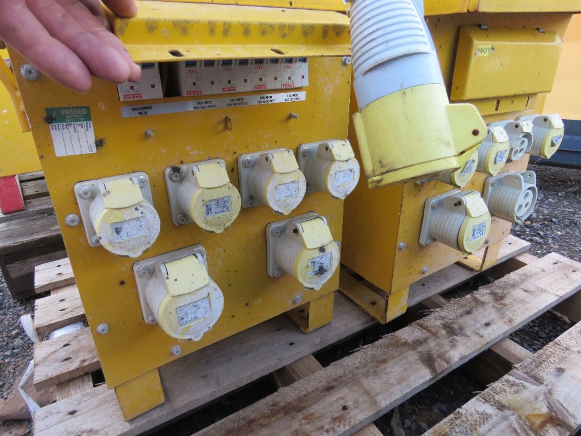 2 X LARGE SIZED SITE TRANSFORMERS, YELLOW PLUS AN EXTENSION LEAD. - Image 2 of 5