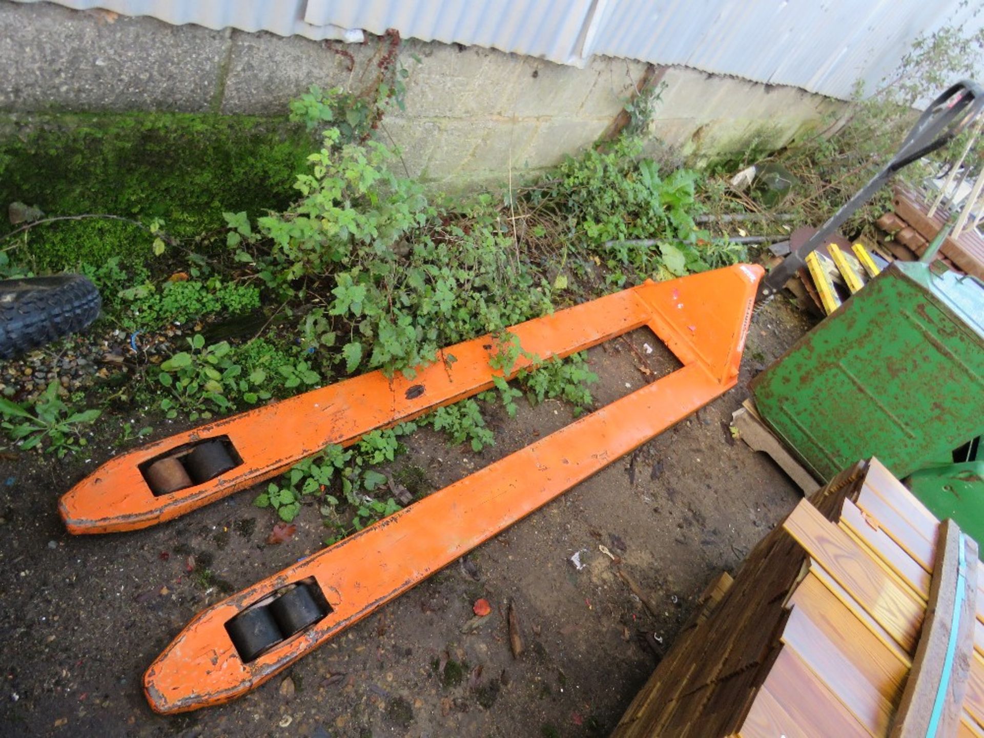 LONG BLADED PALLET TRUCK. THIS LOT IS SOLD UNDER THE AUCTIONEERS MARGIN SCHEME, THEREFORE NO VAT