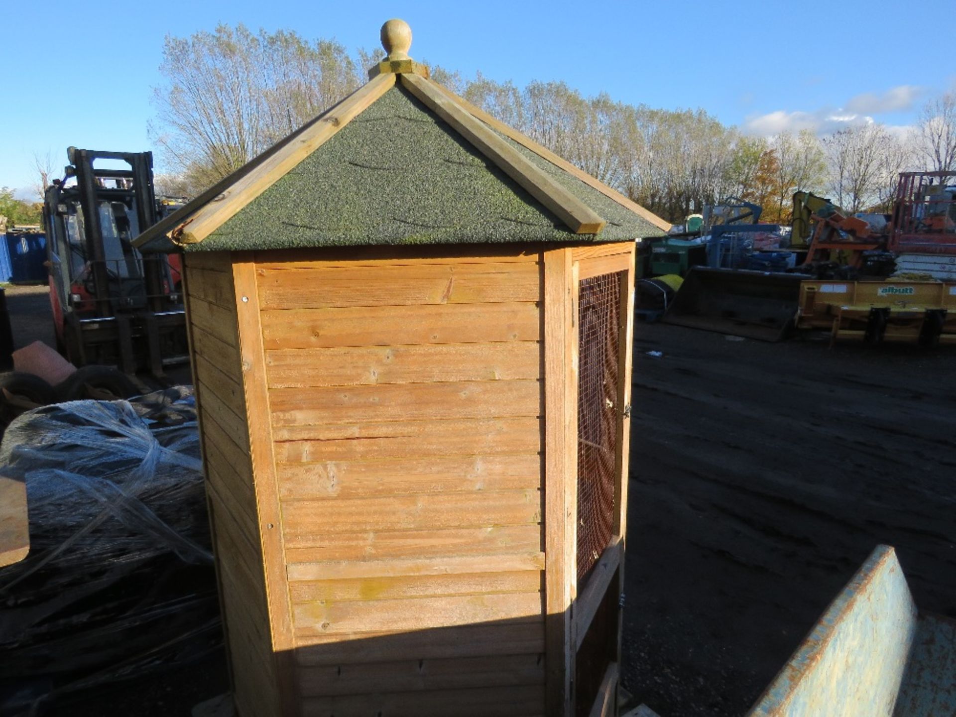 QUALITY BUILD HEXAGONAL BIRD AVARY WITH MESH SIDES. THIS LOT IS SOLD UNDER THE AUCTIONEERS MARGIN - Image 6 of 8