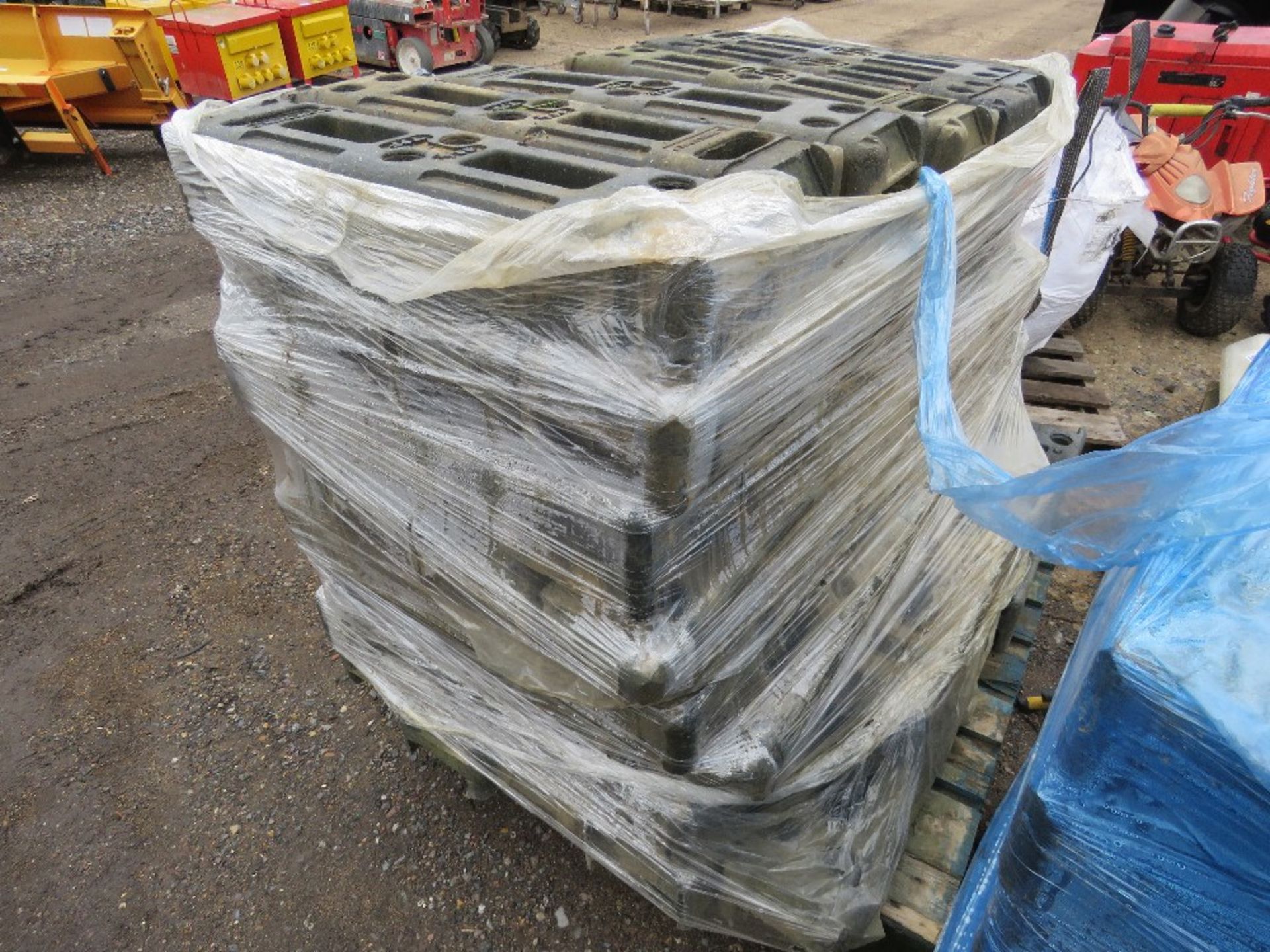 LARGE PALLET OF HERAS TYPE TEMPORARY FENCE BASES/BLOCKS. THIS LOT IS SOLD UNDER THE AUCTIONEERS M - Image 3 of 4