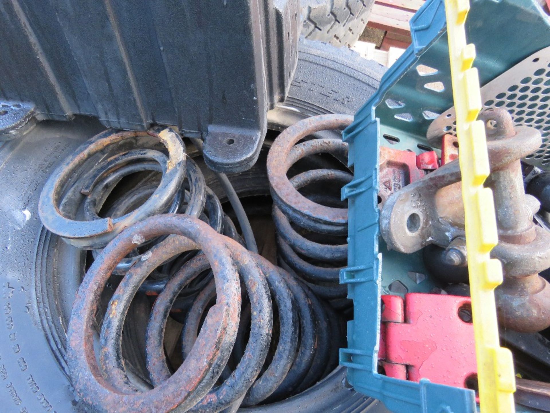ASSORTED LANDROVER SPARES INCLUDING WHEELS, PLUS A HYDRAULIC PUMP UNIT. THIS LOT IS SOLD UNDER T - Image 4 of 6
