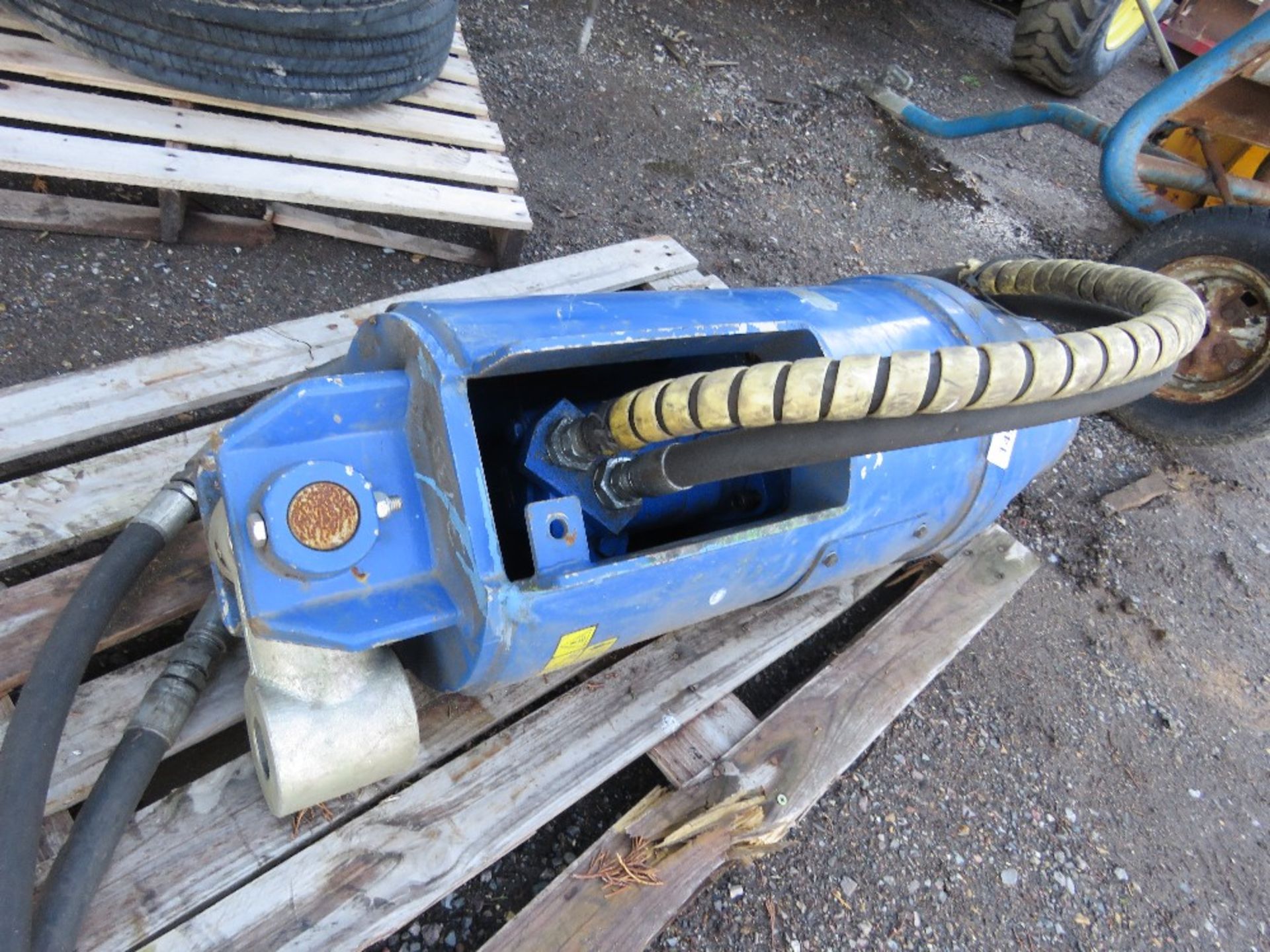 LARGE SIZED AUGER DRIVE HEAD WITH 75MM SQUARE DRIVE SHAFT.