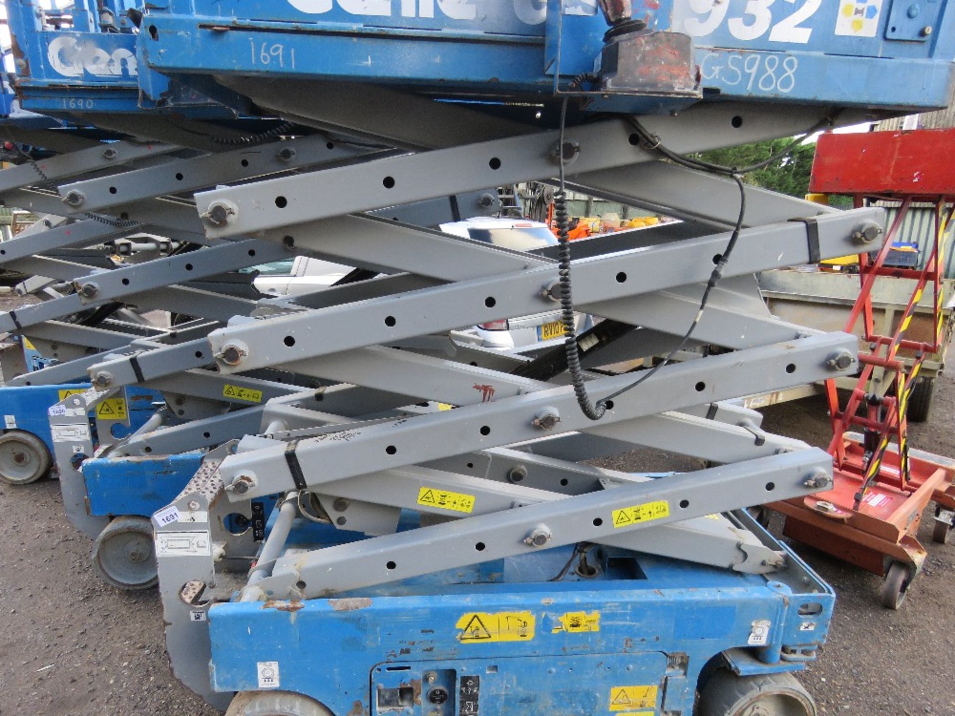 GENIE GS1932 SCISSOR LIFT ACCESS UNIT. YEAR 2008 BUILD. SN:GS3008C-988. WHEN TESTED WAS SEEN TO DRI - Image 3 of 10