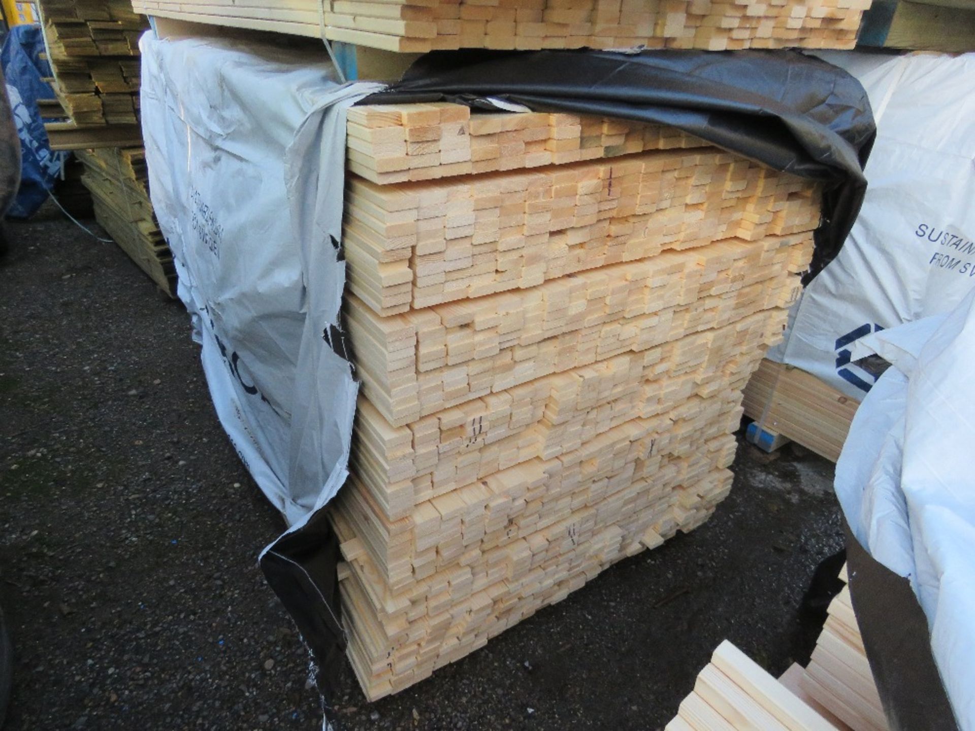 EXTRA LARGE PACK OF UNTREATED VENETIAN TIMBER SLATS 45MM X 17MM @ 1.83M LENGTH APPROX.