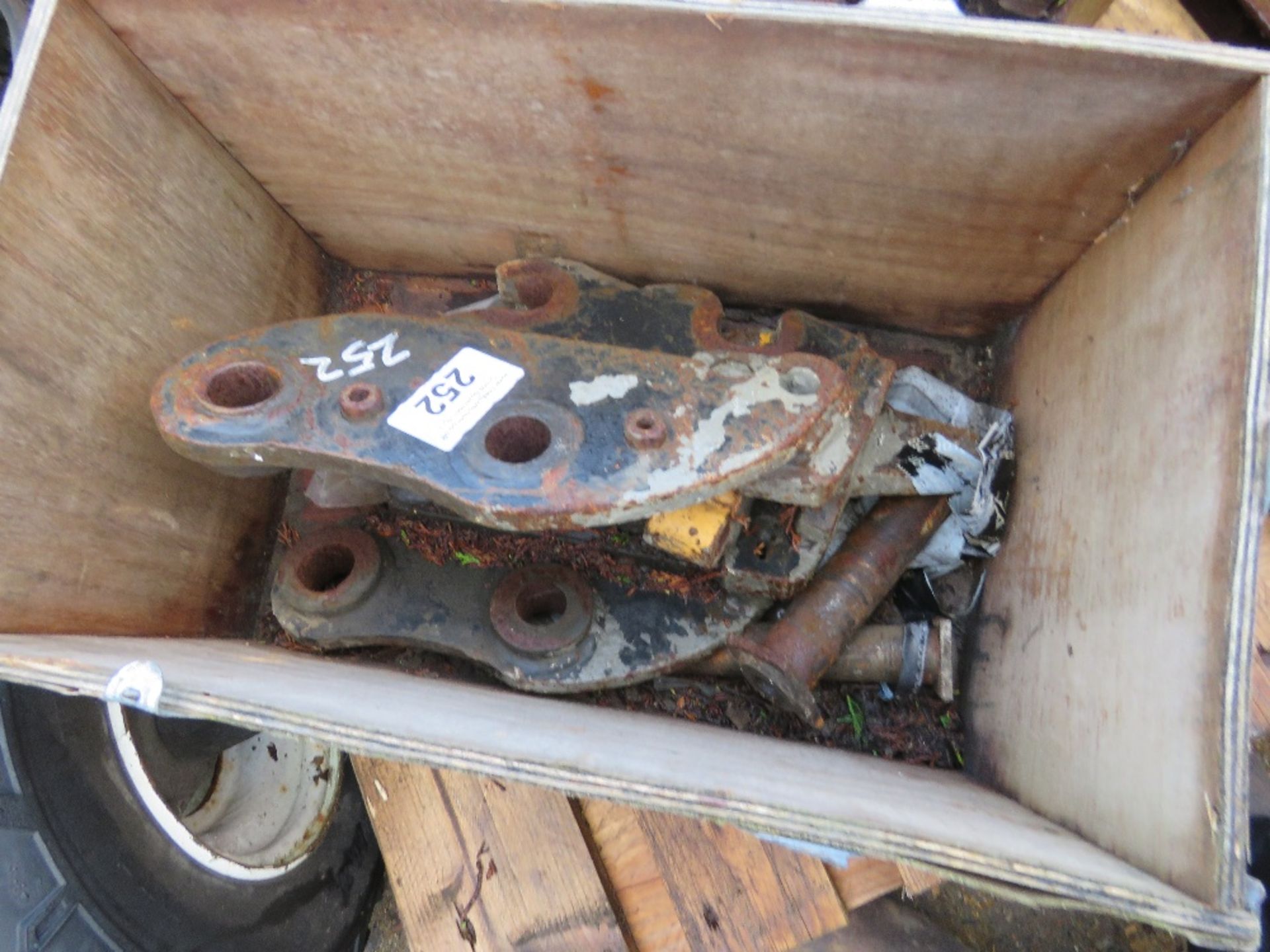 MANUAL EXCAVATOR QUICK HITCH ON 30MM PINS. THIS LOT IS SOLD UNDER THE AUCTIONEERS MARGIN SCHEME,