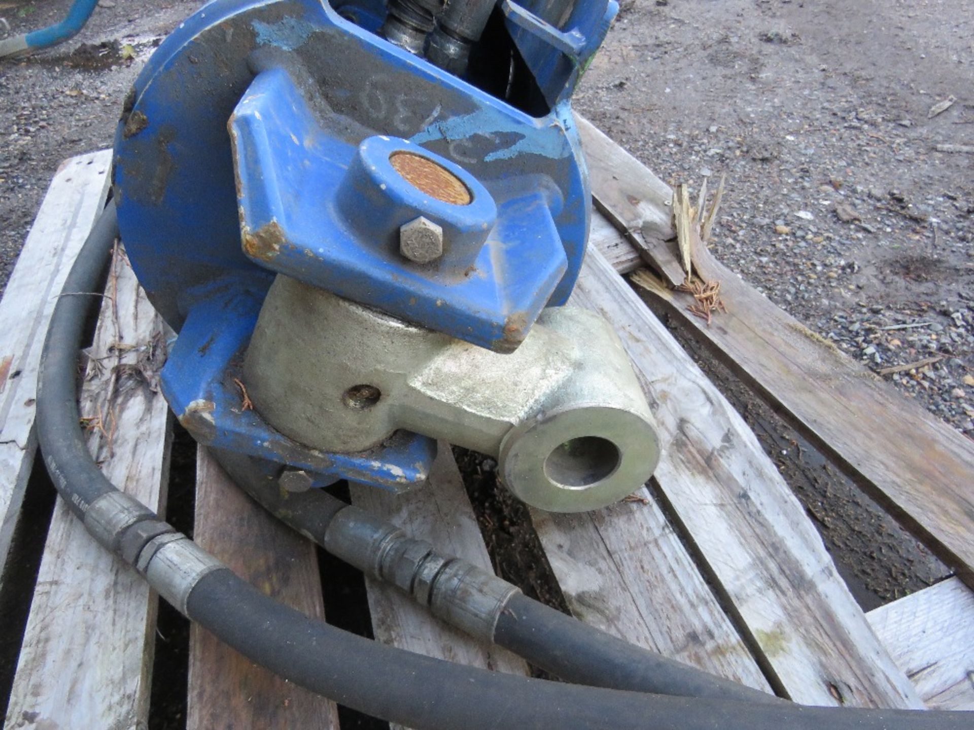 LARGE SIZED AUGER DRIVE HEAD WITH 75MM SQUARE DRIVE SHAFT. - Image 4 of 4