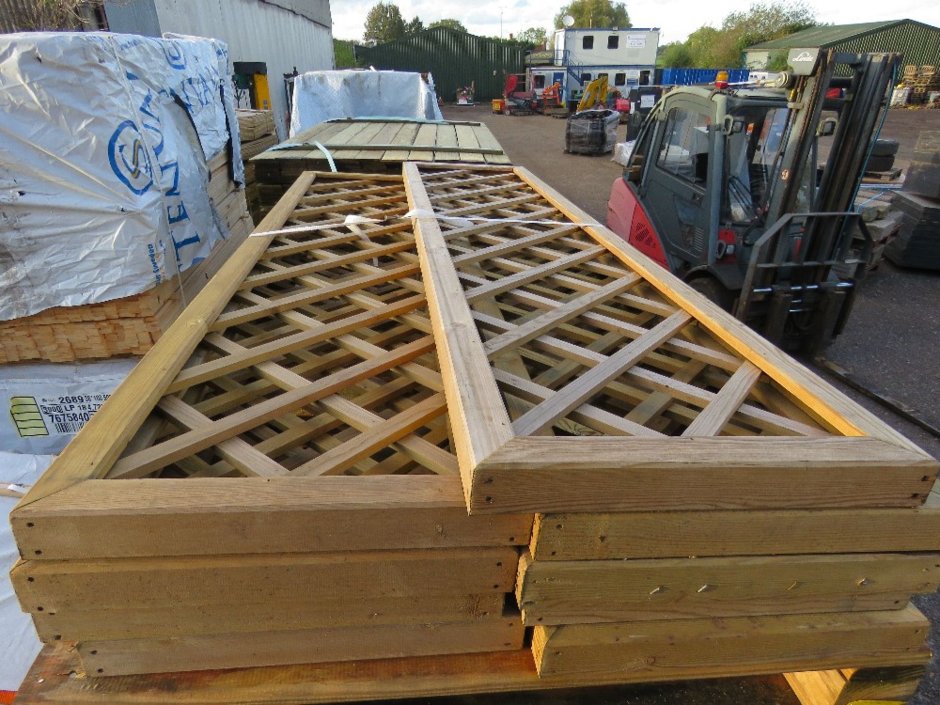 9 X TIMBER TRELLIS PANNELS 43CM X 183CM APPROX. - Image 2 of 3