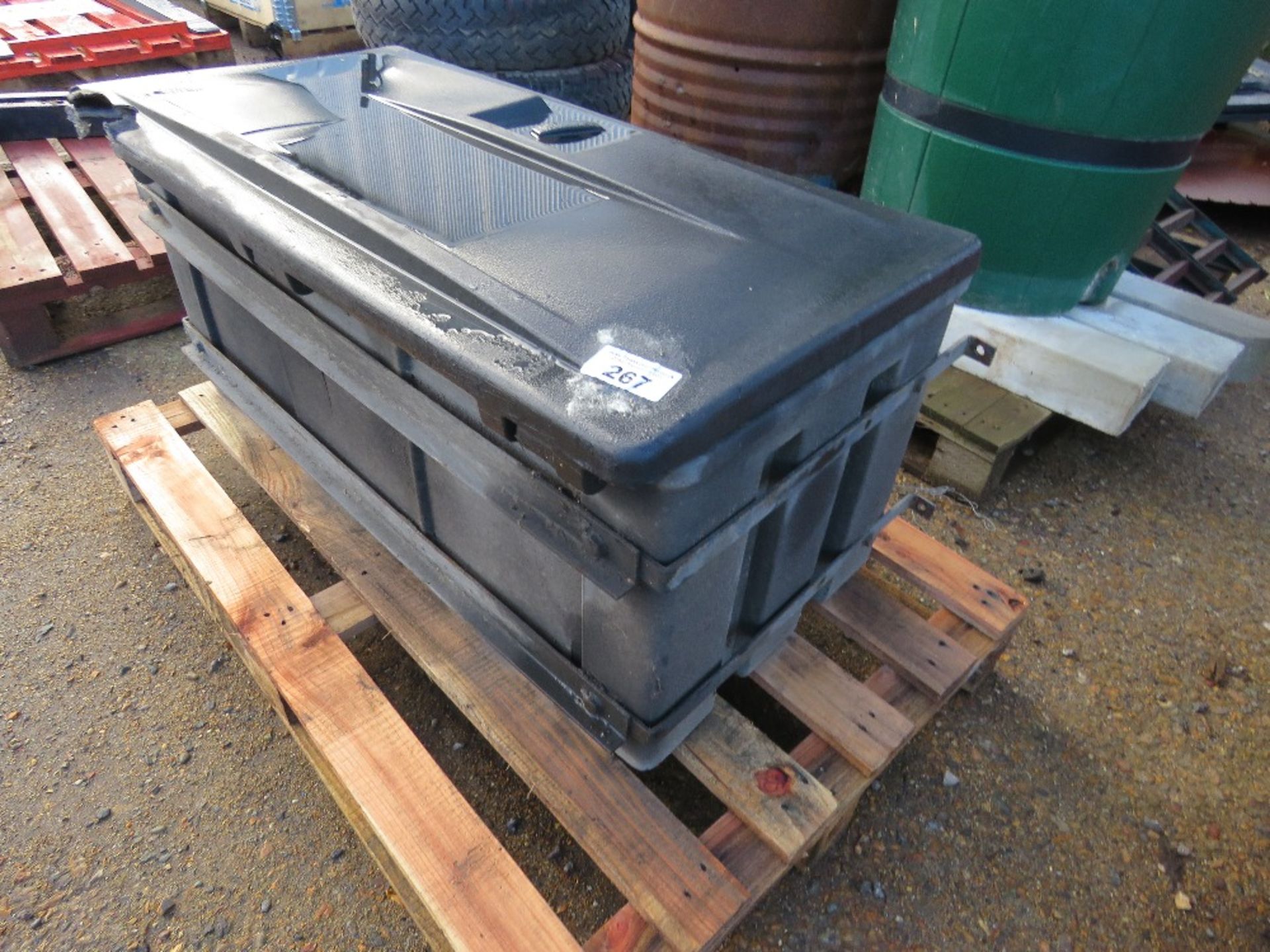 PLASTIC LORRY STRAP BOX. THIS LOT IS SOLD UNDER THE AUCTIONEERS MARGIN SCHEME, THEREFORE NO VAT - Image 3 of 4