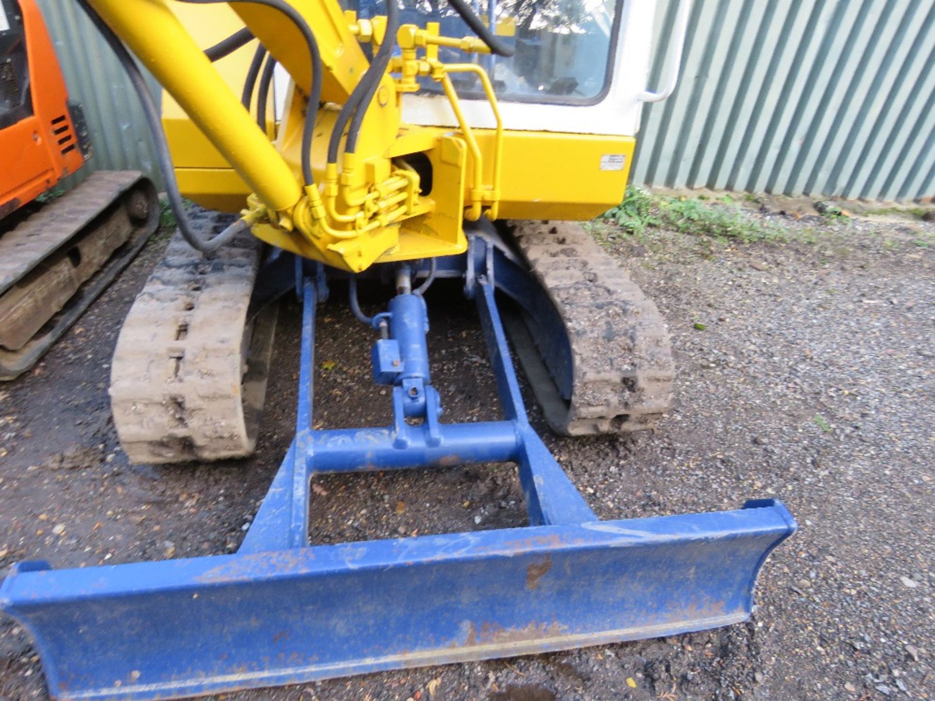 KOMATSU PC20 RUBBER TRACKED MINI DIGGER WITH BUCKETS. SN: F10413. WHEN TESTED WAS SEEN TO DRIVE, SLE - Image 4 of 17