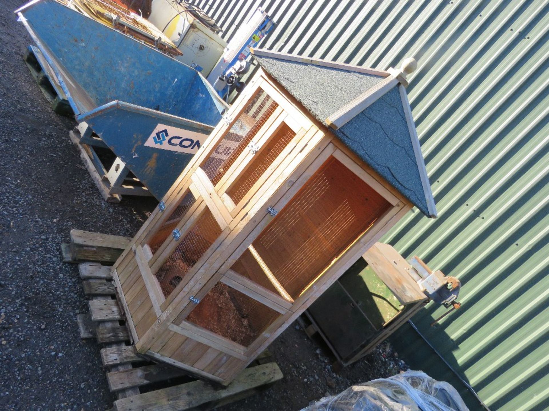 QUALITY BUILD HEXAGONAL BIRD AVARY WITH MESH SIDES. THIS LOT IS SOLD UNDER THE AUCTIONEERS MARGIN - Image 2 of 8