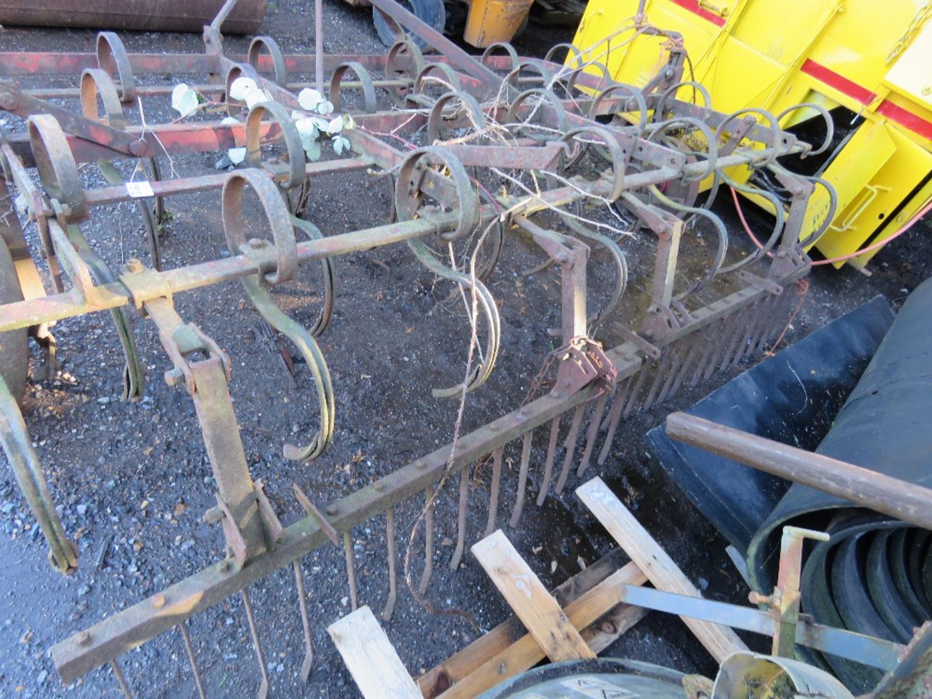 TRACTOR MOUNTED SPRINGTINE CULTIVATOR, 8FT WIDTH APPROX. DIRECT FROM LOCAL SMALLHOLDING. THIS LOT - Image 4 of 4