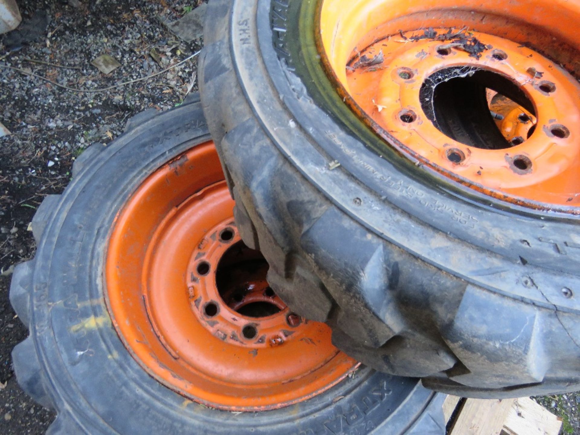 5NO SKID STEER LOADER WHEELS AND TYRES 10-16.5 SIZE. DIRECT FROM LOCAL SMALLHOLDING. THIS LOT IS - Image 3 of 5