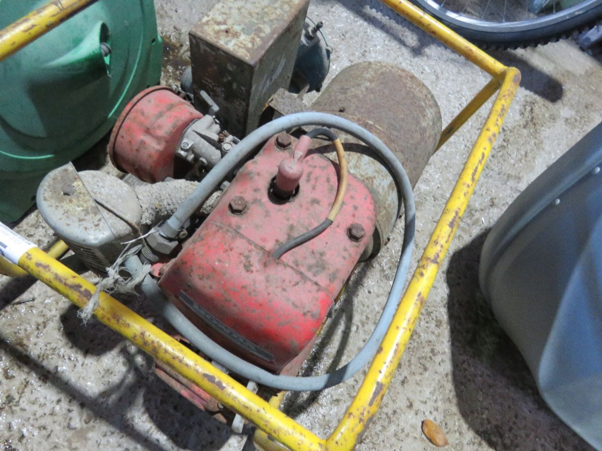 GAS POWERED GENERATOR. THIS LOT IS SOLD UNDER THE AUCTIONEERS MARGIN SCHEME, THEREFORE NO VAT WI - Image 3 of 5