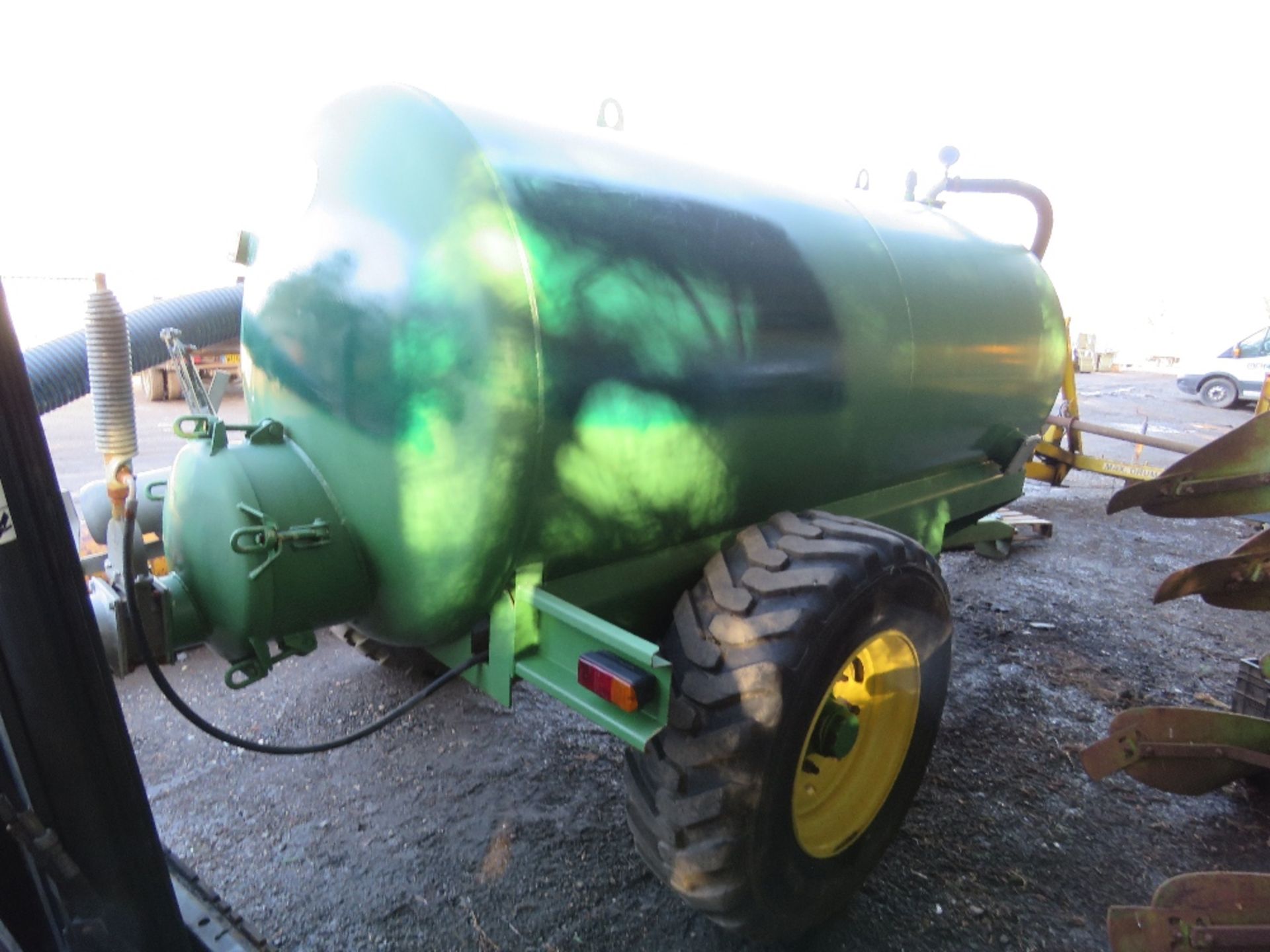 LARGE SIZED SINGLE AXLED SLURRY TANKER WITH PTO DRIVEN PUMP. THIS LOT IS SOLD UNDER THE AUCTIONEE - Image 3 of 8