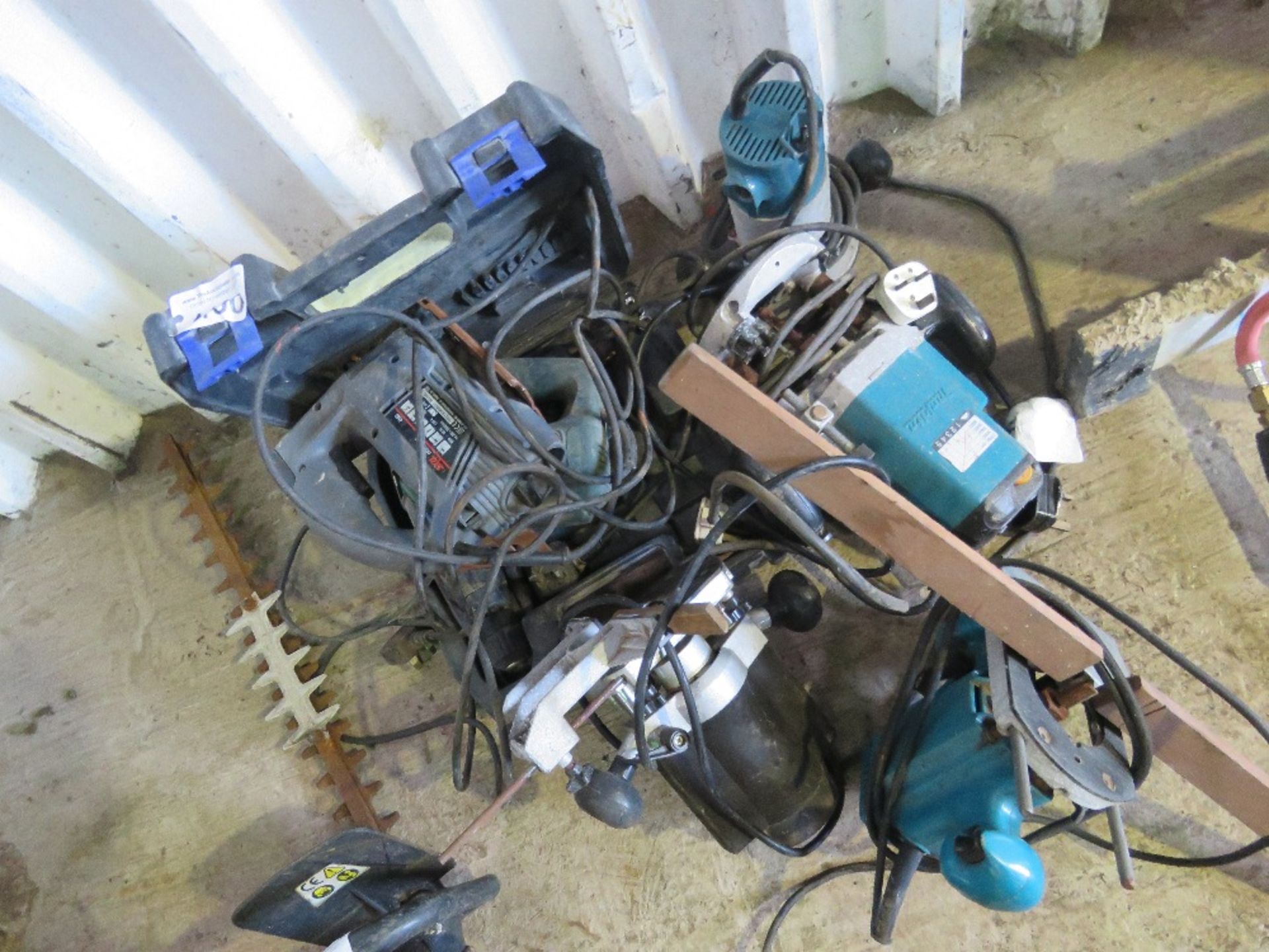 4 X ROUTERS, 2 X JIGSAWS PLUS A BATTERY DRILL. THIS LOT IS SOLD UNDER THE AUCTIONEERS MARGIN SCHE - Image 2 of 6