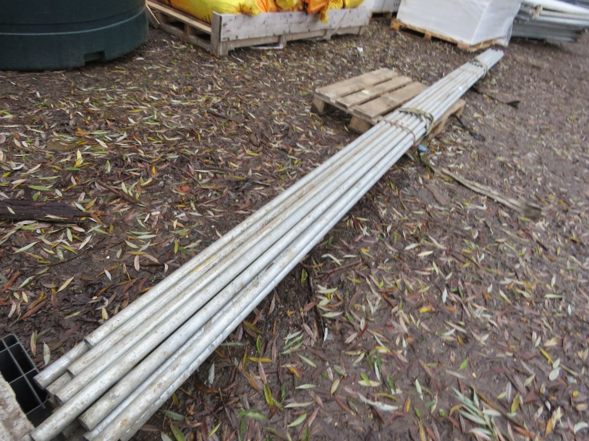 BUNDLE OF STEEL TUBES, 20FT LENGTH 35MM WIDTH APPROX, SOURCED FROM COMPANY LIQUIDATION. - Image 2 of 3