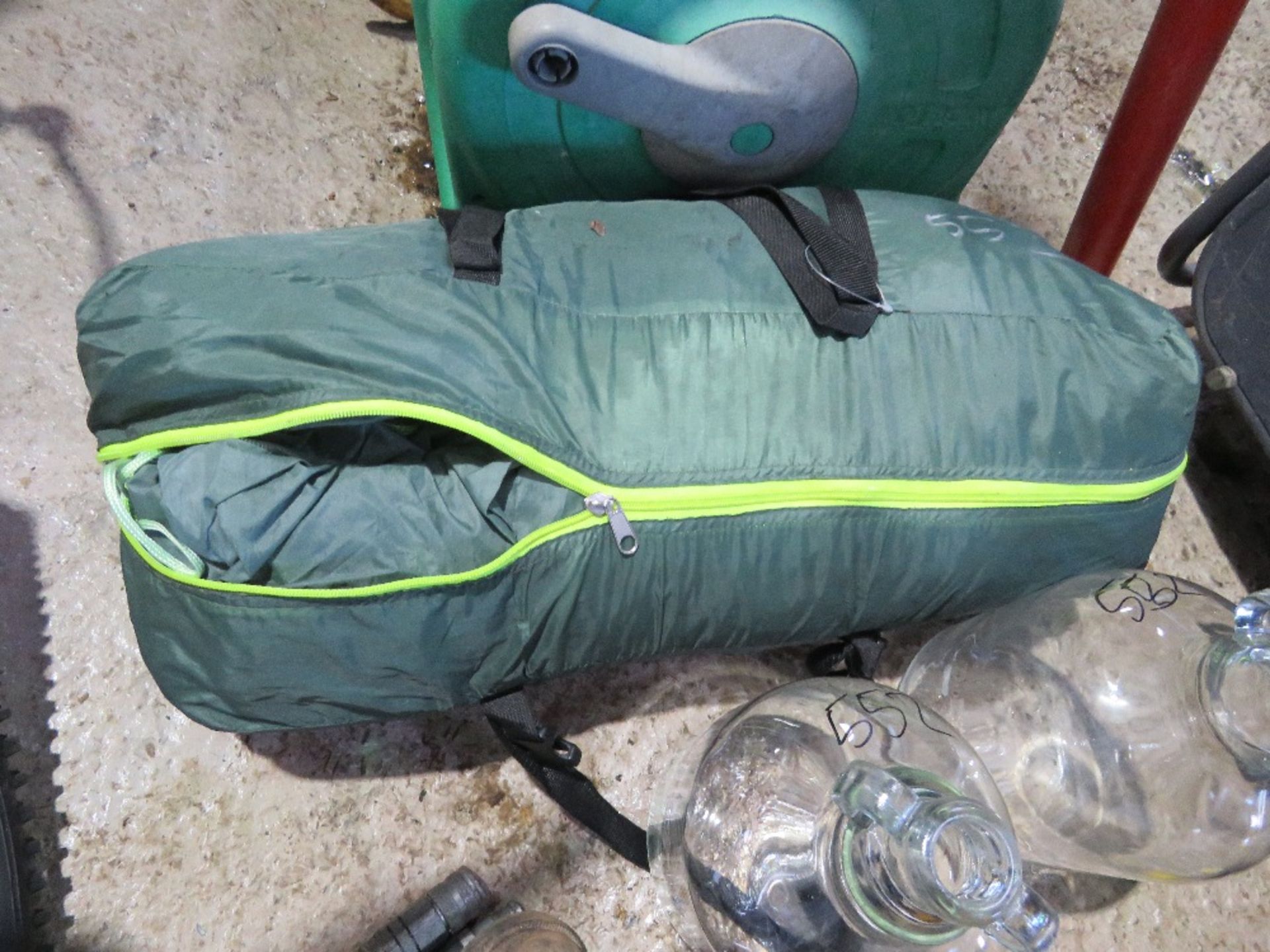 TENT, 2 X GLASS JARS AND A HOSE REEL. THIS LOT IS SOLD UNDER THE AUCTIONEERS MARGIN SCHEME, THER - Image 3 of 4