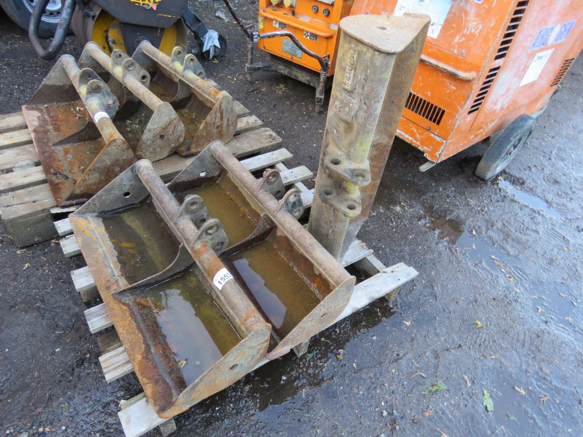 3 NO. EXCAVATOR GRADING BUCKETS. 30 INCH WIDTH ON 25MM PINS APPROX.