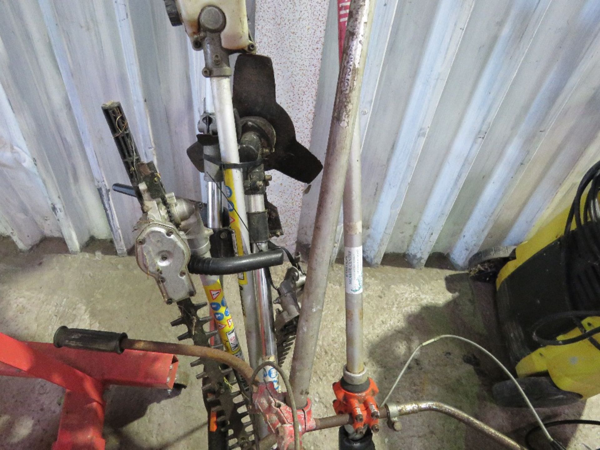 2 X STRIMMERS PLUS A MULTI TOOL UNIT. THIS LOT IS SOLD UNDER THE AUCTIONEERS MARGIN SCHEME, THER - Image 4 of 6