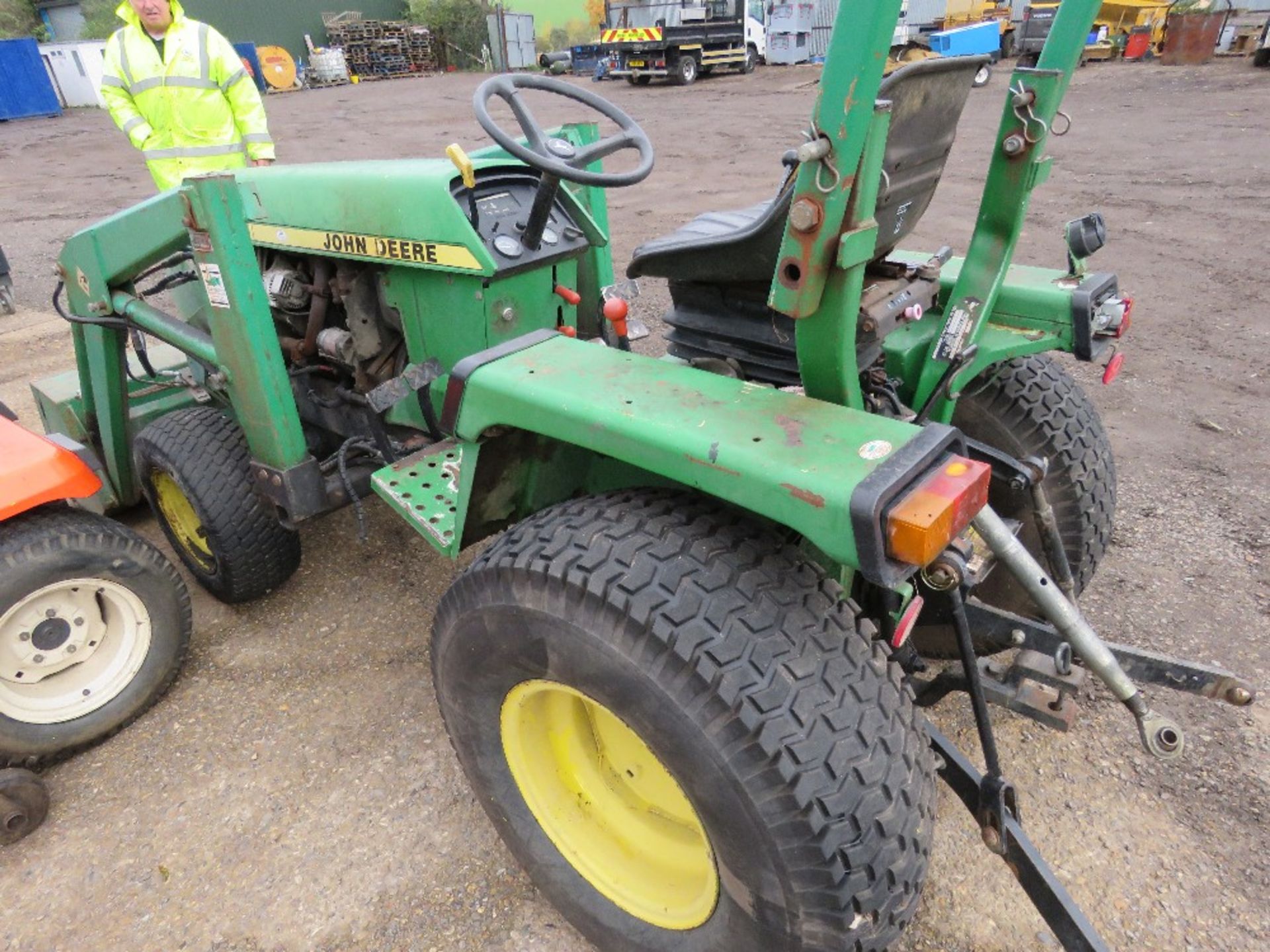 JOHN DEERE 855 4WD COMPACT TRACTOR WITH FOREND LOADER. WHEN TESTED WAS SEEN TO TURN OVER BUT NOT STA - Image 5 of 8