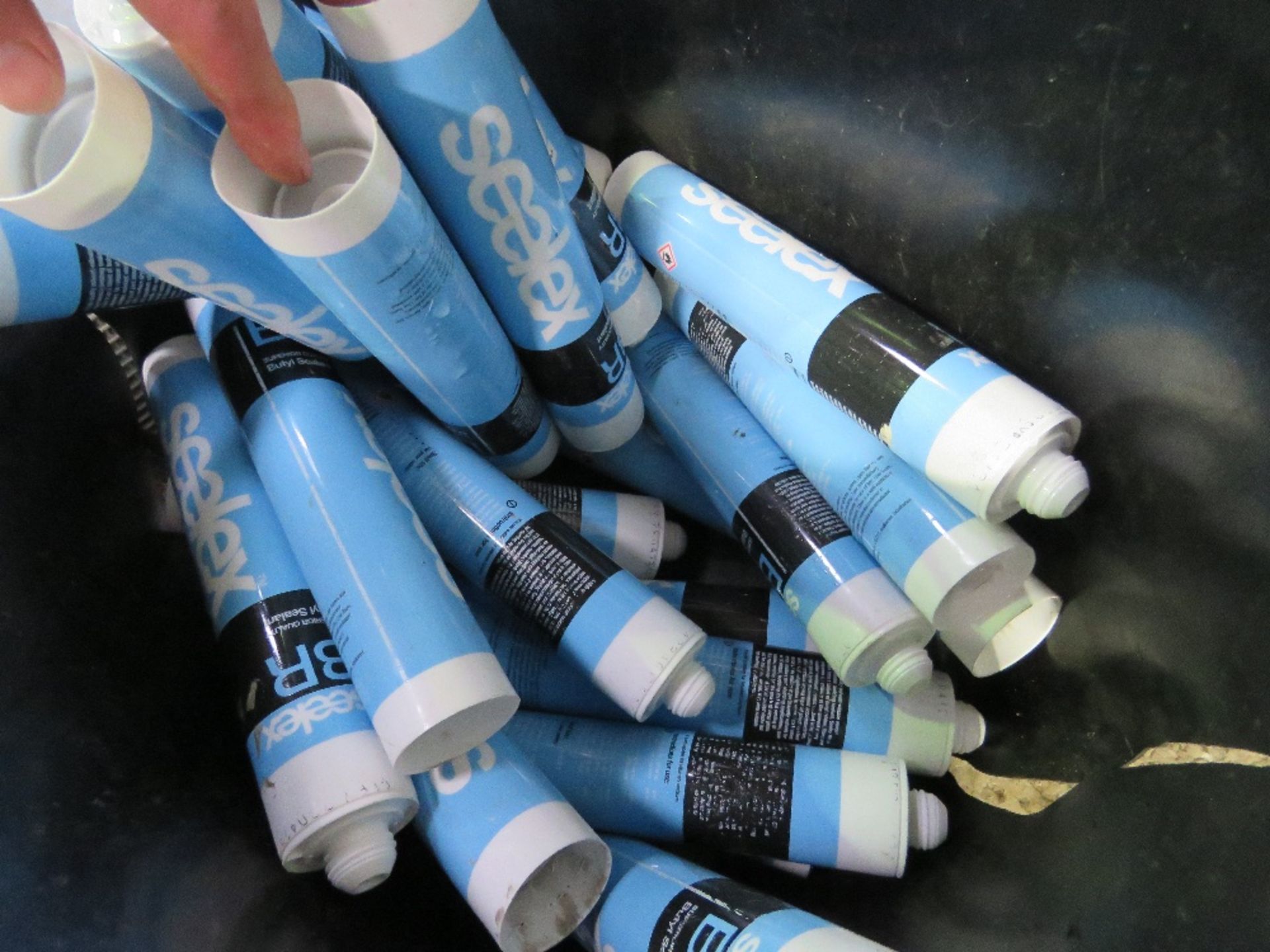 BUCKET OF SEALANTS. THIS LOT IS SOLD UNDER THE AUCTIONEERS MARGIN SCHEME, THEREFORE NO VAT WILL - Image 3 of 3