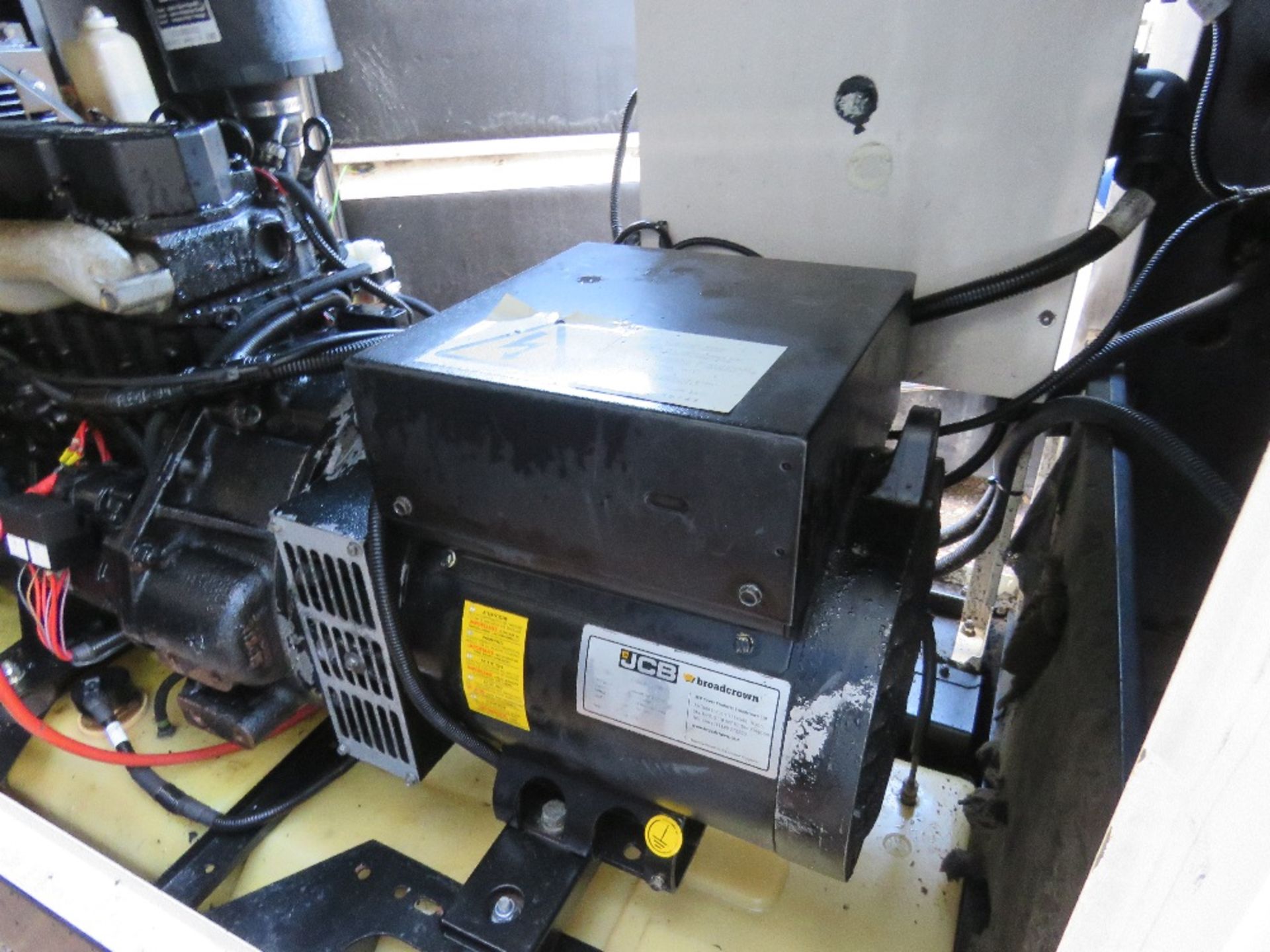 JCB 11KVA SKID MOUNTED SILENCED GENERATOR, SINGLE PHASE 240V OUTPUT, 2016 BUILD. SOURCED FROM MAJOR - Image 6 of 6