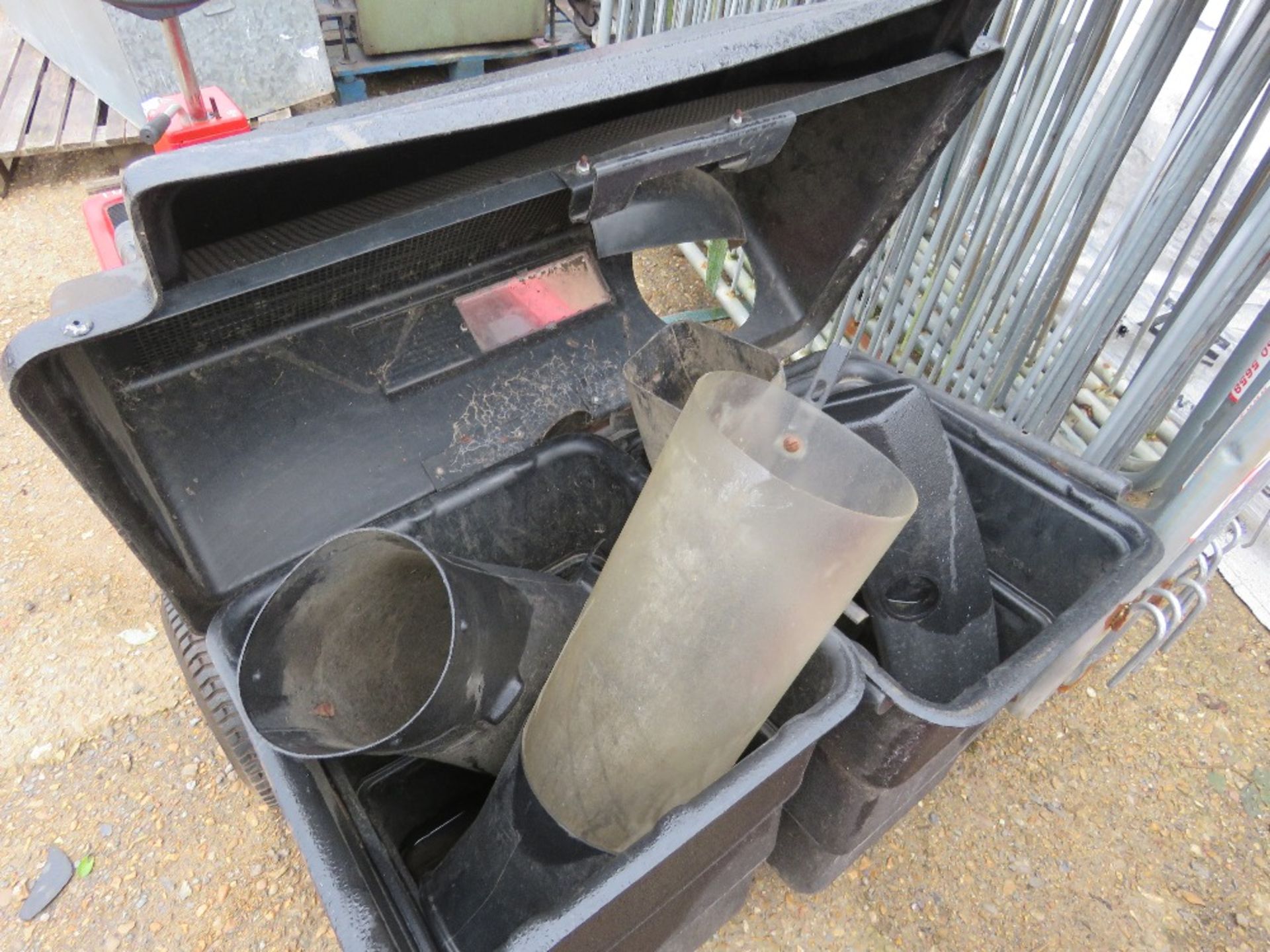 MURRAY 80/76 RIDE ON MOWER WITH COLLECTOR. THIS LOT IS SOLD UNDER THE AUCTIONEERS MARGIN SCHEME, - Image 5 of 5